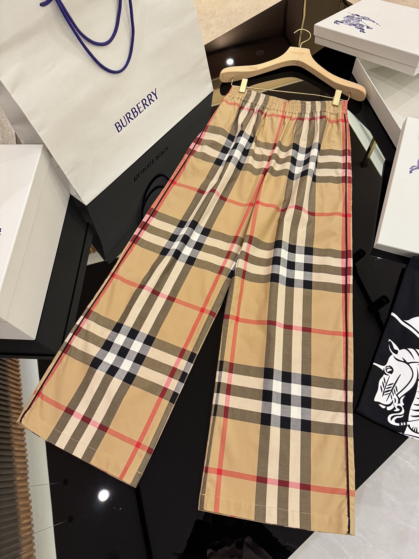 NO:330297,Original single ruthless women's clothing with packaging Vintage plaid wide-leg cotton trousers BUR show new style, the highest specification order in foreign trade channels] Simultaneously available for Hong Kong and Macao famous products, classic VINTAGE plaid printing design, women's classic Vintage plaid cotton wide-leg trousers, the latest list of trade foreign companies, BUR spring and summer new products, BUR latest London show series, Simultaneously available for Hong Kong and Macao famous products, super beautiful versatile styles, top VIP women's fans must-have items, interpreting BUR's classic sports and casual style!  !  It is another top style that female fans cannot miss. It is a must-have BUR plaid series wide-leg pants every year. The specifications, grades, design and matching capabilities of this item are my favorites. I believe that anyone who has tried it will fall in love with it!  !  The design is classic and simple. Burberry plaid cotton twill fabric is made of. The sides are decorated with piping details to present a regular style. – Elastic waist – Side insertion bag – Regular style, standard size, please choose the normal size. – Machine wash – * Selected cotton fabrics are more fashionable and sporty. The upper body is more than improved in specifications and grades. The upper body is versatile and casual, novel and brilliant, giving you the full sense of concave and convex shape. The best casual wide-leg trousers item in summer!  !  The style of this model is also slim three-dimensional cutting style, with signature fabrics, making the upper body comfortable. This model abandons the usual drawstring design and adopts elastic band design. It not only makes the upper body more comfortable, but also has a more attractive and fashionable feeling, giving people a more advanced feeling!  !  No need for too much words, this checkered design is BUR's absolute evergreen style. No matter how many years it takes, this style will still be at the forefront of fashion and will never fall into the time!  !  All spots have been put into the warehouse, and we look forward to your wonderful combination!  Size uk4/uk6/uk8/uk10, burberry, alexander wang19860909原单狠货女装 配包装  Vintage格纹阔腿棉质长裤 BUR秀场新款,外贸渠道最高规格订单】同步港澳名品店发售,经典VINTAGE格纹印花设计,女士经典Vintage格纹棉质阔腿长裤 贸易洋行最新单,BUR春夏新品,BUR最新的伦敦秀场系列,同步港澳名品店发售,超唯美的百搭尤物款式,顶级VIP女粉必入单品,诠释BUR经典运动休闲风尚！！ 又是一款女粉不可错过的极品款式,每一年都是必备的BUR格纹系列阔腿裤,这种单品的规格,档次,以及设计跟搭配能力,我相信只要尝试过的人都会深深的爱上它！！ 设计经典简约选用 Burberry 格纹棉质斜纹面料打造.侧边融入滚边细节,呈现常规版型. – 弹性腰部 – 侧插袋 – 常规版型,尺码标准,请选择平时正常尺码. – 机洗 – *精选棉质面料打造更显时尚运动气息,上身无论时规格还是档次都不止提升了一筹,上身百搭休闲,新颖出彩,让你尽情的凹凸造型感,夏季最佳的休闲阔腿长裤单品！！ 此款的版型也是修身立体裁剪风格,配置招牌性的面料打造,上身舒适度更是出色,并且此款摒弃了一贯的抽绳设计,采用松紧带设计,不仅上身更加舒适,并且更加具有看点跟时尚感,给人更加高级的感觉！！ 无需过多言语,这种格纹设计是BUR绝对的常青树款式,无论再过多少年,此款依旧会走在时尚的最前沿,永不落时！！ 现货均已入仓,期待你们的精彩搭配！ 尺码uk4/uk6/uk8/uk10,,burberry,alexander wang,Women's clothing