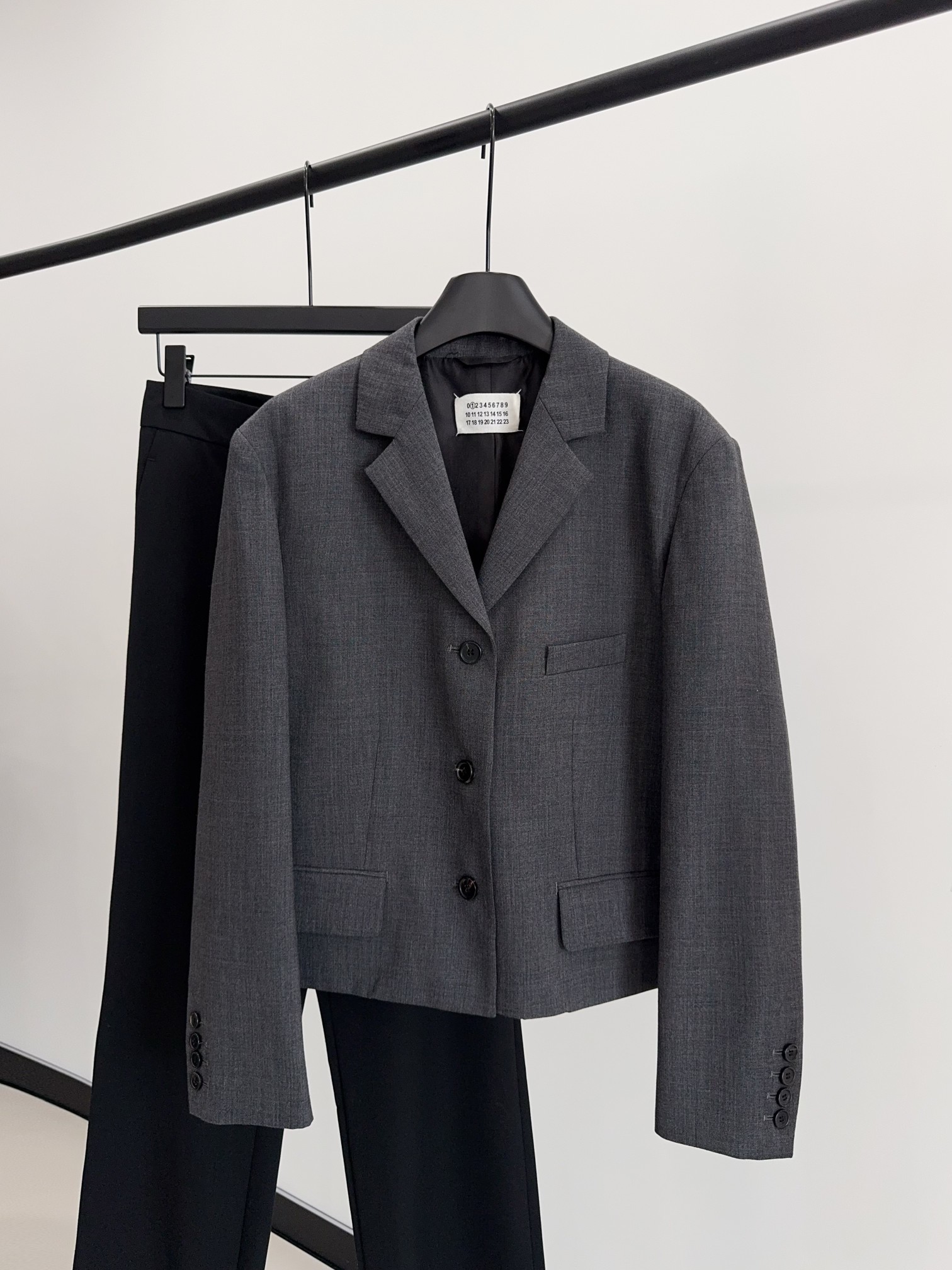 NO:455957,Who can refuse Majira's suit!  !  6018 #maisonmargiela short suit, high-end outfit comes with gray details,masion margiela,business suit,alexander wang19860909谁能拒绝马吉拉的西装！！6018 #maisonmargiela短款西装,高级感穿搭来了灰色细节,,masion margiela,business suit,alexander wang,Women's clothing