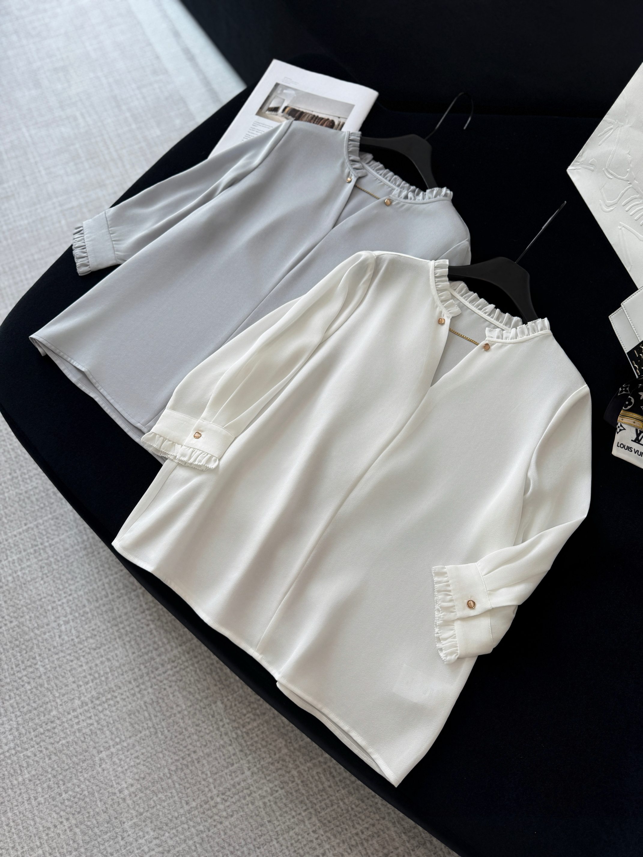 NO:455982,The imported Mitsubishi triacetic acid for luxury brands has a fine and uniform texture on the surface. The matte texture is soft and the luster is low-key and luxurious. The ready-made clothes are very straight and draped. The upper body is outstanding. The heavy crepe is comfortable and dry. Light and breathable. Gorgeous and luxurious. Draped and non-stick. Anti-wrinkle and no care. Elegant and moving details. Alexander wang.19860909奢牌专用进口三菱三醋酸 表面有细微均匀纹理 偏哑光质地 光泽柔和 低调奢华 制作成衣挺廓感与悬垂性極佳 上身气质出众 重绉穿着舒适干爽 轻盈透气 华丽奢贵 垂坠不粘腻 抗皱免打理 飄逸动人细节图,,alexander wang,Women's clothing