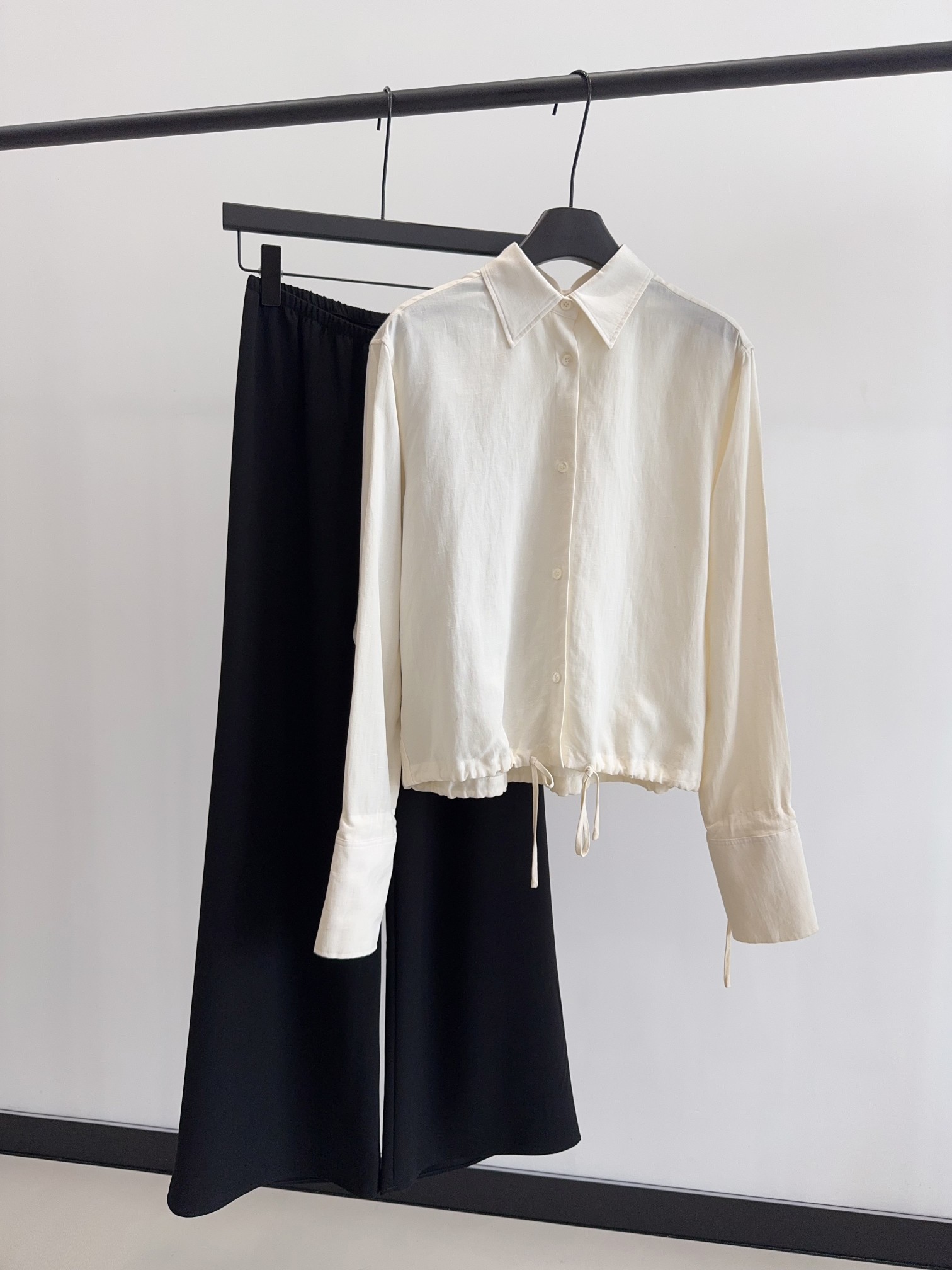 NO:455988,Fabric 86.3 lyceler 13.7 linen This TOTEME shirt is made of medium-weight soft lyceler fiber blended with a little linen. It has a fresh and loose short silhouette. Tighten the waist drawstring, tighten the long cuffs for a flowing look. Flexible and versatile, can create a workplace or beach look.,,shirts,alexander wang19860909面料86.3莱赛尔 13.7亚麻 这款TOTEME衬衫选用中等重量的柔软莱赛尔纤维混纺少许亚麻制成 风格清新,宽松短款廓形. 系紧腰部抽绳,拉紧长袖口, 打造飘逸造型. 灵活百搭,可打造职场造型或沙滩造型.,,shirts,alexander wang,Women's clothing