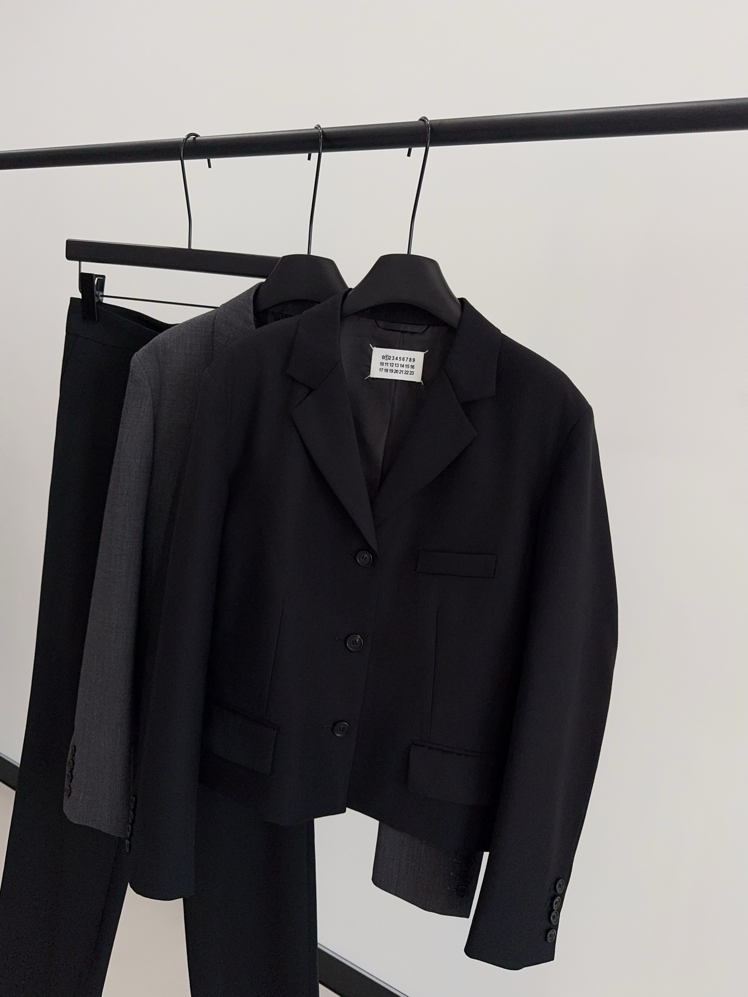 NO:455962,Who can refuse Majira's suit!  !  6018 #maisonmargiela short suit, high-end outfit has black details, masion margiela, business suit, alexander wang19860909谁能拒绝马吉拉的西装！！6018 #maisonmargiela短款西装,高级感穿搭来了黑色细节,,masion margiela,business suit,alexander wang,Women's clothing