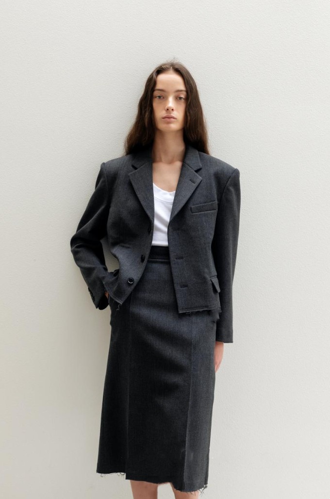 NO:455967,The advantage of a short suit jacket is that it can lengthen the lower body lines of a woman, visually with long legs, making her look taller. The length of a short suit can be cleverly placed on the middle waist, just showing the very thin waist position. The new short suit by Magila is simply a blessing for a small person. The short suit jacket + suit skirt is paired with a long suit, and it can easily have long legs, hold the title of 'Samei'. It has a smooth aura. It has a more classic and outdated look in daily life. Masion Margiela, skirts, jackets & coats, business suit, alexander wang19860909短款西装外套的优点就在于能够拉长女性的下半身线条,视觉上双腿修长,显得更加的高挑.短款西装的长度可以巧妙的落在中腰处,恰到其分的露出腰部很细的位置. 而马吉拉新出的这款短款西装,简直是小个子的福音啦 短款西装外套+西装长裙搭配,轻松拥有大长腿,坐拥“飒美”头衔 自带洋洋洒洒的气场 日常更有穿搭率经典不过时,,masion margiela,skirts,jackets & coats,business suit,alexander wang,Women's clothing