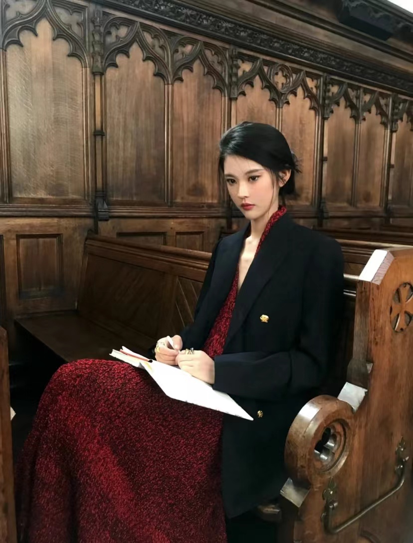 NO:455952,Suits are no longer a man's patent. Women are more handsome and handsome in suits. CELINE's suit is perfectly tailored and must be a must-have for your wardrobe. celine, business suit, alexander wang19860909西装不再是男人的专利 女人穿西装更潇洒帅气 CELINE的西装剪裁完美 必须成为您衣橱必备款,,celine,business suit,alexander wang,Women's clothing