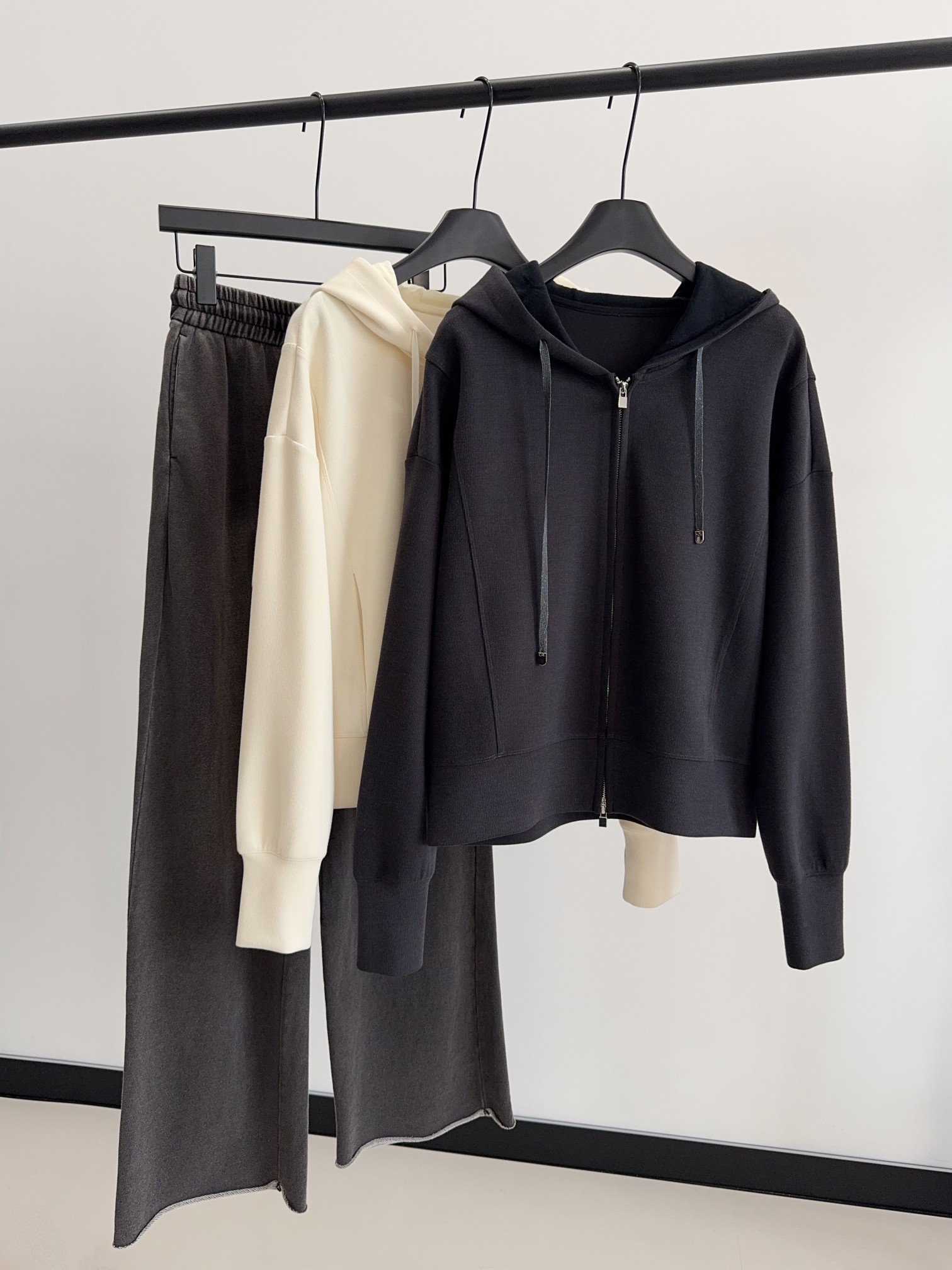 NO:453831,The vertical tailor-fit sweatshirt style easily interprets the fashionable and cool sports style. Avoid the bloating and bloated conventional sweatshirts, fit the dual needs of comfort and fashion, and is free to slim and hooded drawstring design. While adjusting the concave shape according to the head circumference, it is more warm and windproof. The high-end double-opening zipper on the placket is smooth and easy to pull, and it expands into a variety of shapes. The zipper on the lower end can also be effective, which can raise the lower body proportions and make it look higher. Hoodie, sweatshirts, hats, alexander wang19860909立裁合体卫衣版型,轻松演绎潮酷的运动风尚 规避掉常规卫衣的拖沓臃肿,贴合舒适与时髦双需求, 自在显瘦连帽抽绳设计,根据自身头围调节凹造型的同时,保暖防风更甚一筹 门襟高级双开拉链顺滑易拉便捷,开拓多元造型 拉开下端拉链还能有效,拉高下半身比例,实力显高,,hoodie,sweatshirts,hats,alexander wang,Women's clothing