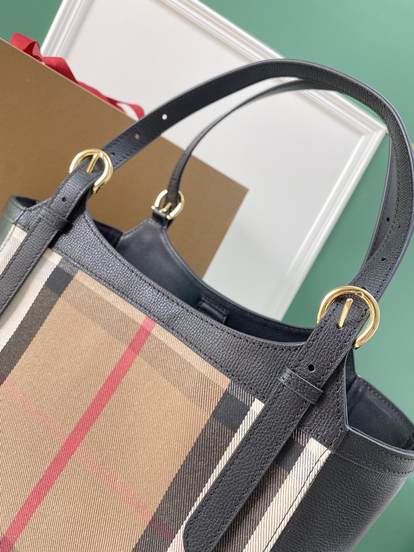 Burberry The Canter Tote Bag in House Check and Leather, 26 x 15.5 x 29.5cm 4 a1699257404648 7178