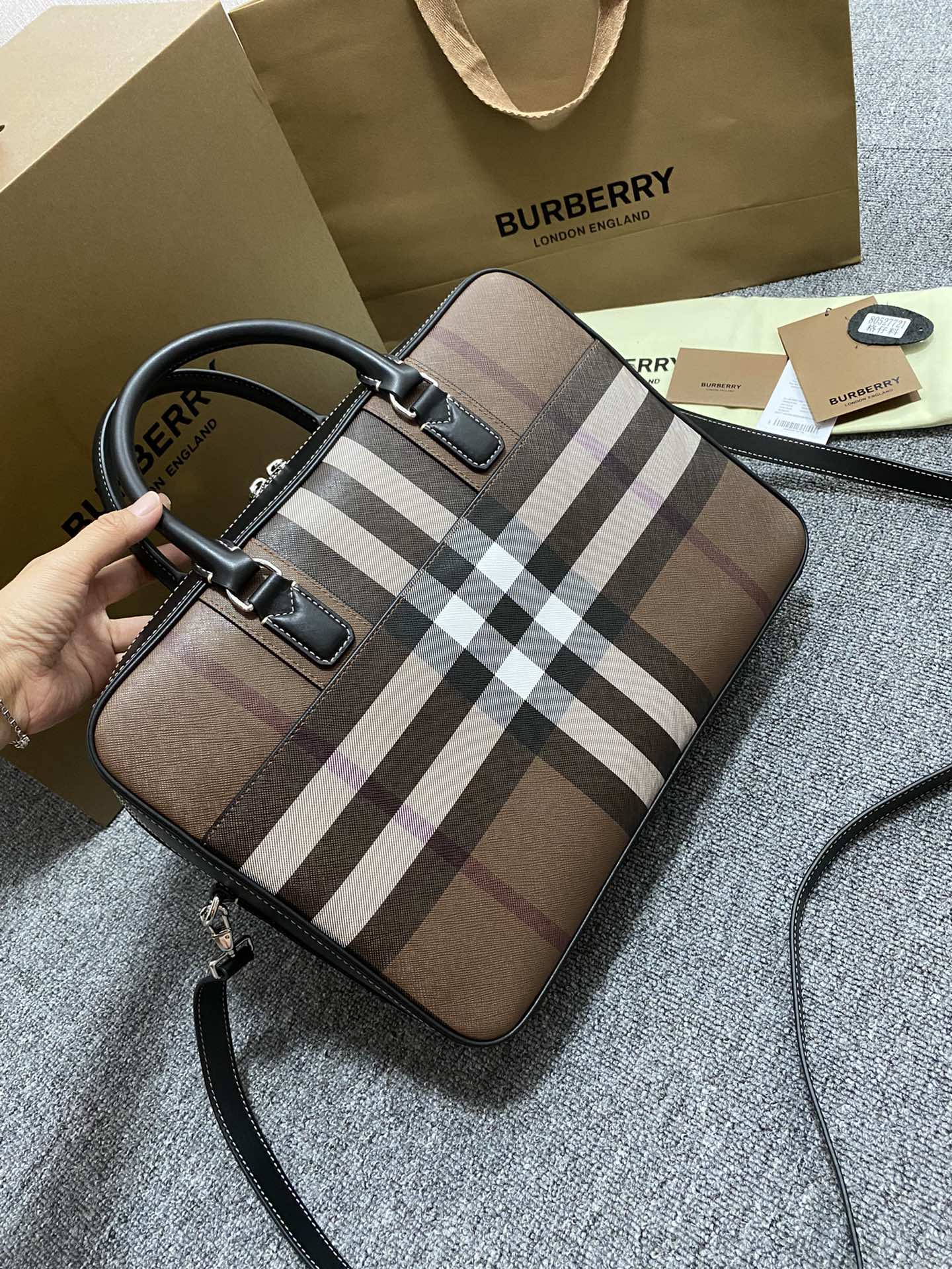 Briefcase B's pure original latest briefcase is made of plaid and Italian tanned leather, decorated with brand logo design. Carry it hand-held or over the shoulder using the detachable strap. At least 30% of the main materials used in this masterpiece come from bio-based materials. Bio-based materials are mainly derived from renewable natural resources such as plants and castor oil. — photo 2