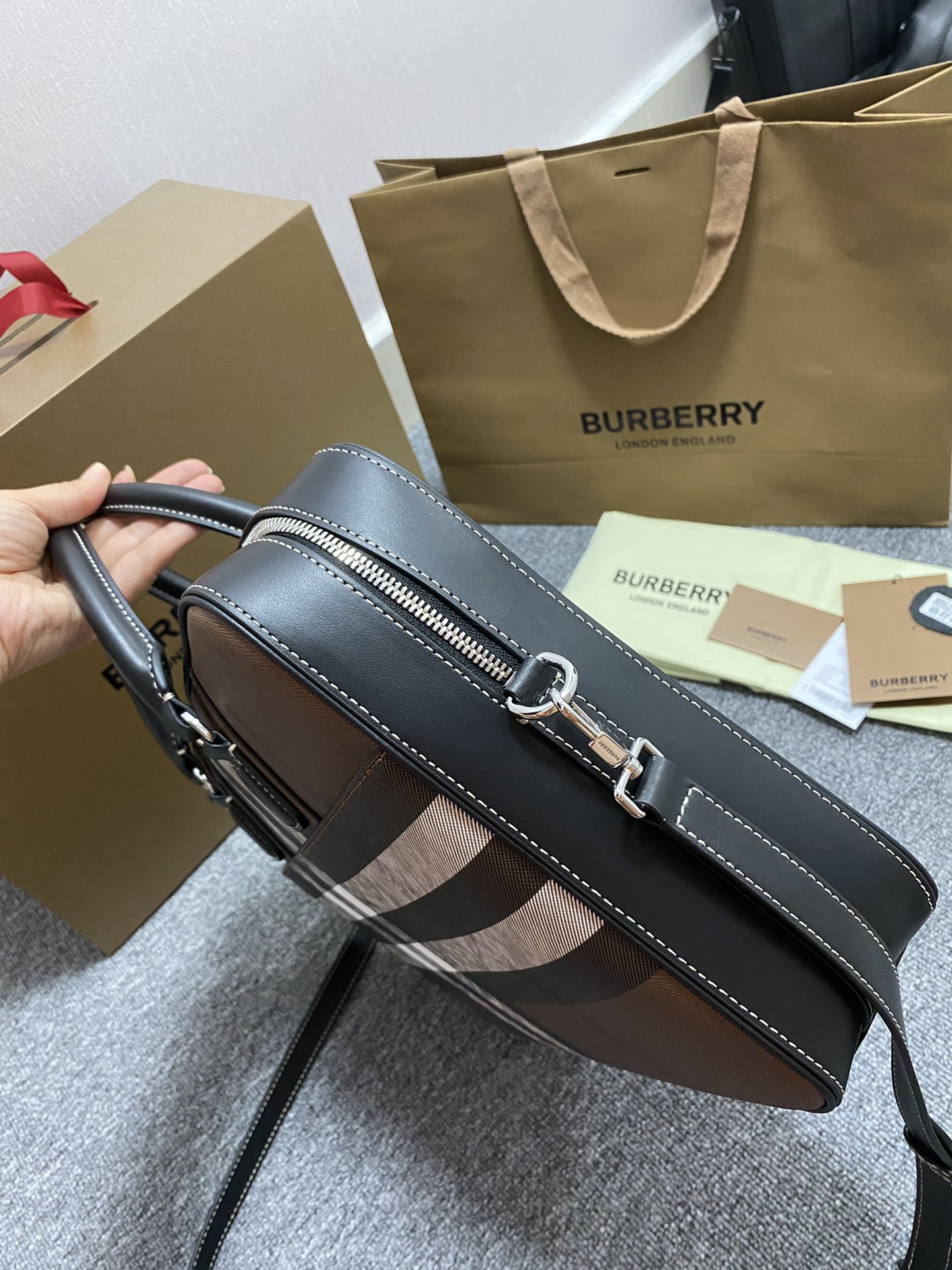 Briefcase B's pure original latest briefcase is made of plaid and Italian tanned leather, decorated with brand logo design. Carry it hand-held or over the shoulder using the detachable strap. At least 30% of the main materials used in this masterpiece come from bio-based materials. Bio-based materials are mainly derived from renewable natural resources such as plants and castor oil. — photo 5
