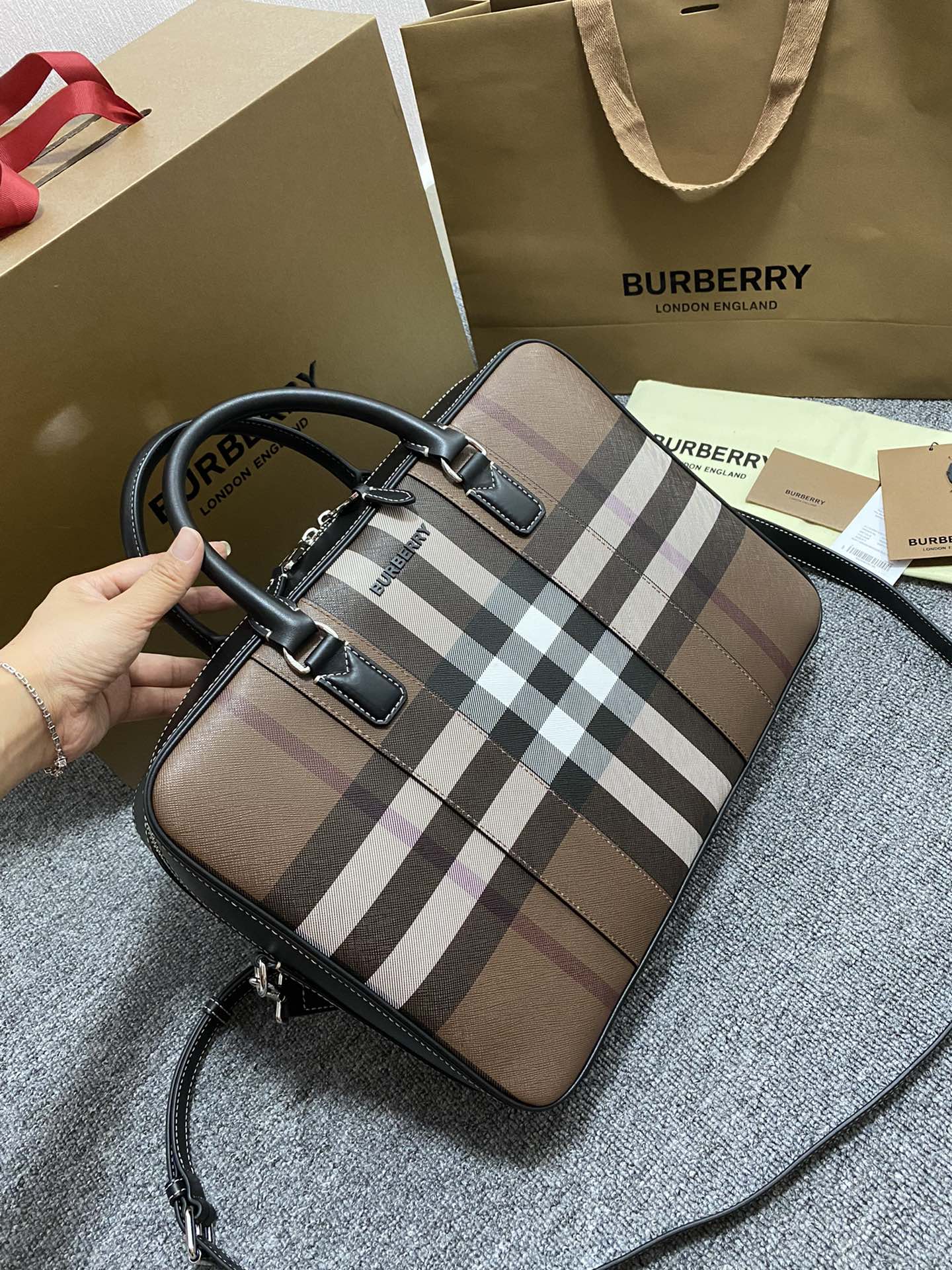 Briefcase B's pure original latest briefcase is made of plaid and Italian tanned leather, decorated with brand logo design. Carry it hand-held or over the shoulder using the detachable strap. At least 30% of the main materials used in this masterpiece come from bio-based materials. Bio-based materials are mainly derived from renewable natural resources such as plants and castor oil. — photo 3