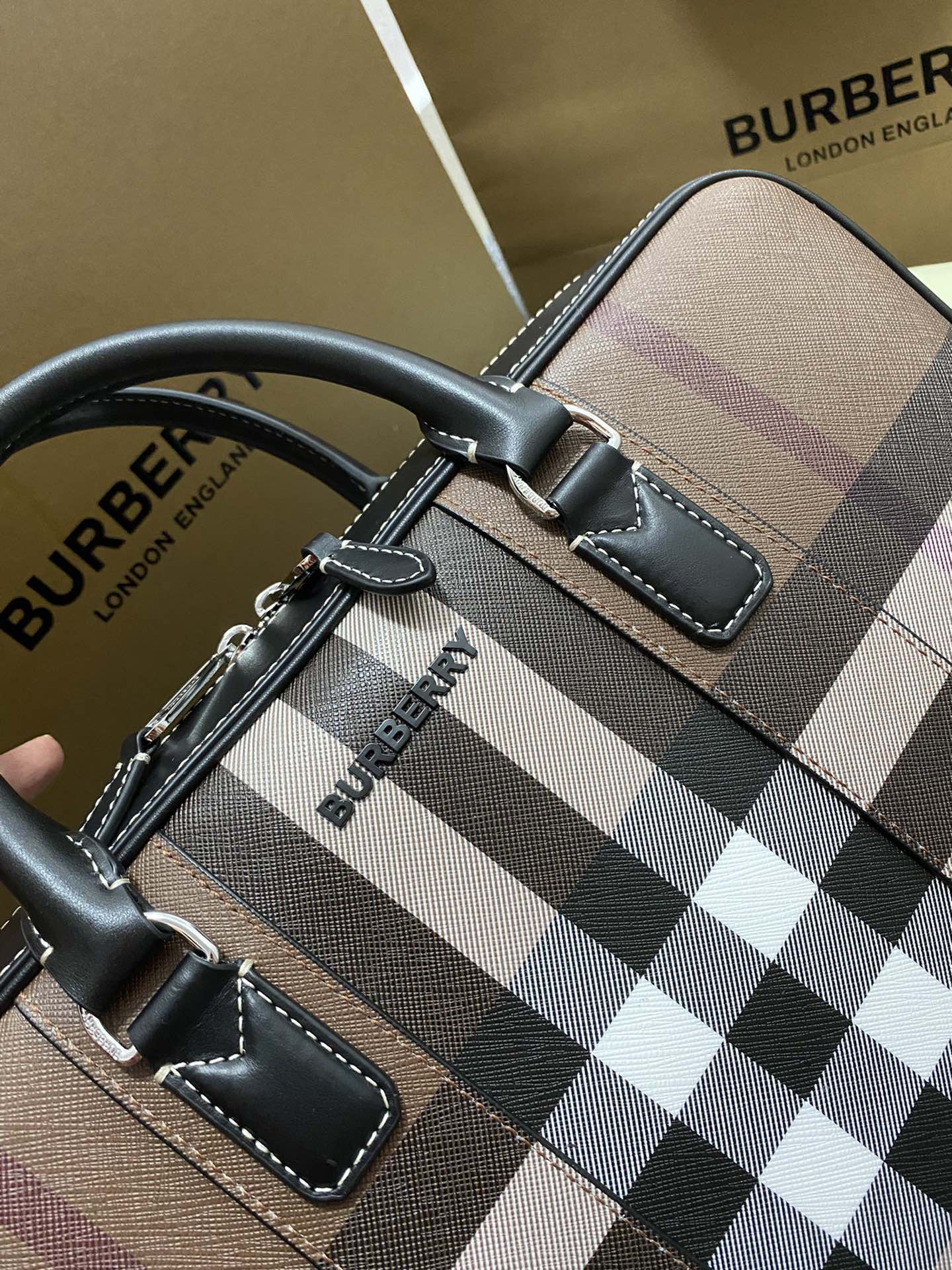 Briefcase B's pure original latest briefcase is made of plaid and Italian tanned leather, decorated with brand logo design. Carry it hand-held or over the shoulder using the detachable strap. At least 30% of the main materials used in this masterpiece come from bio-based materials. Bio-based materials are mainly derived from renewable natural resources such as plants and castor oil. — photo 4