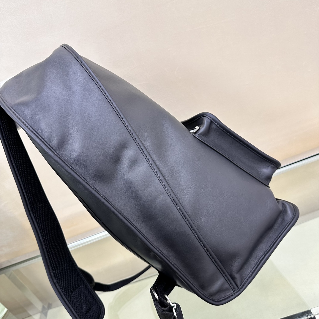 Burberry London Leather Backpack for Men, Black 7 a1732179886680 0181