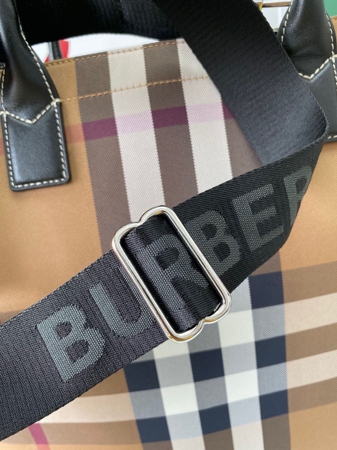 Burberry Plaid Tote Bag Large Capacity with Adjustable Shoulder Strap 6 a1744530324481 2870