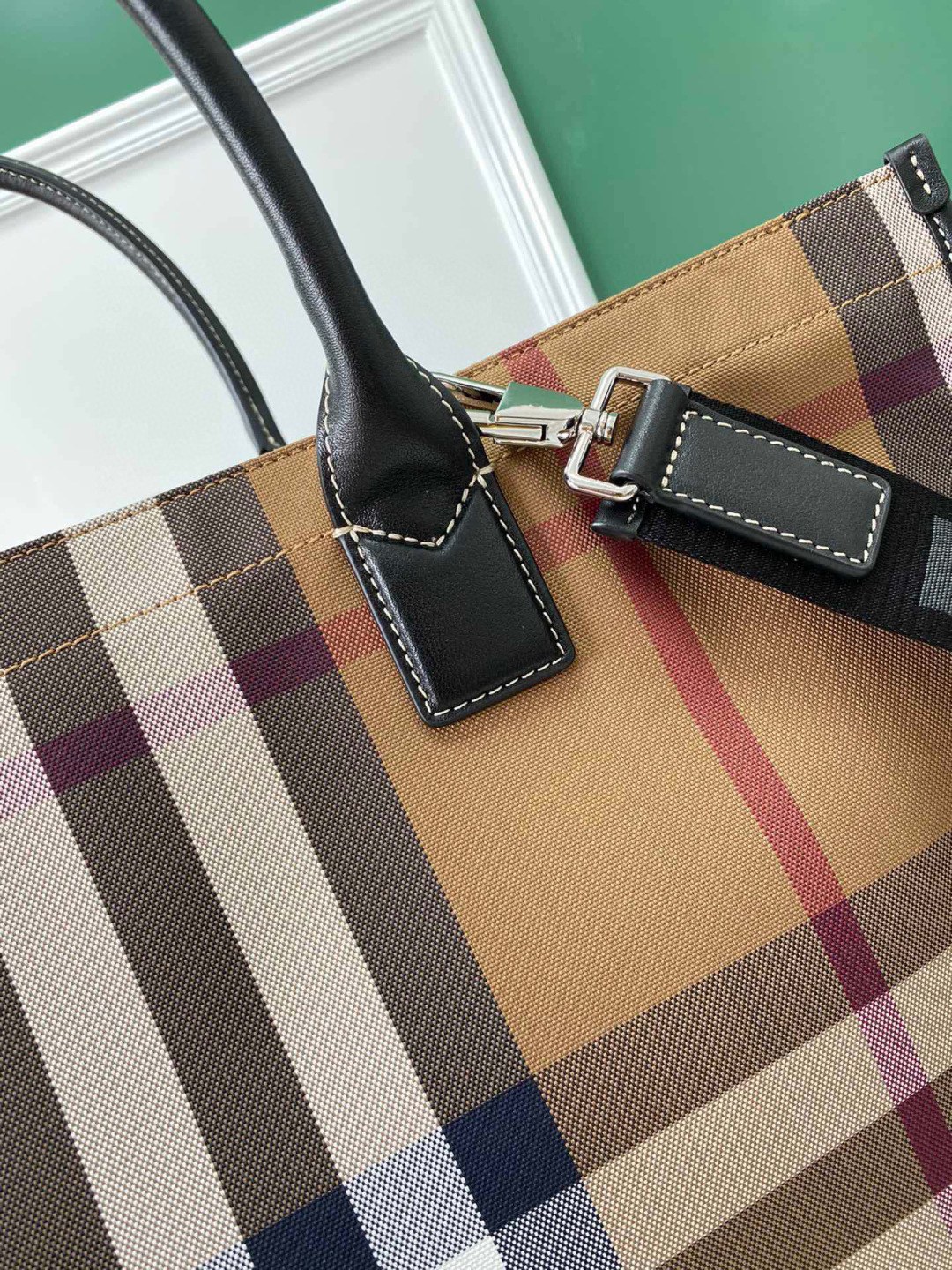 Burberry Plaid Tote Bag Large Capacity with Adjustable Shoulder Strap 3 a1744530324538 7860