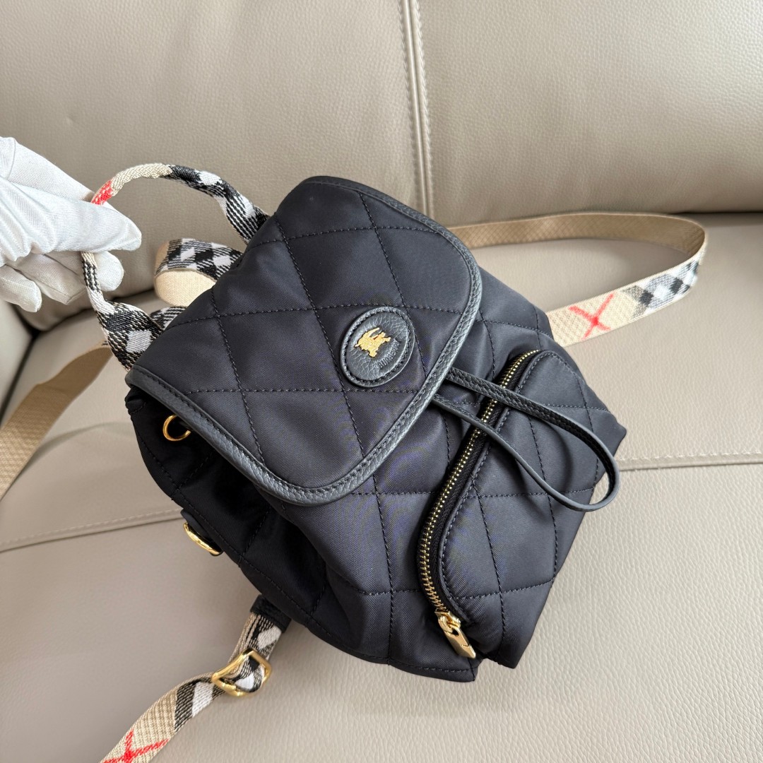 Burberry's latest Horseshoe original leather backpack draws inspiration from the elegance of the British countryside. Made of quilted nylon fabri