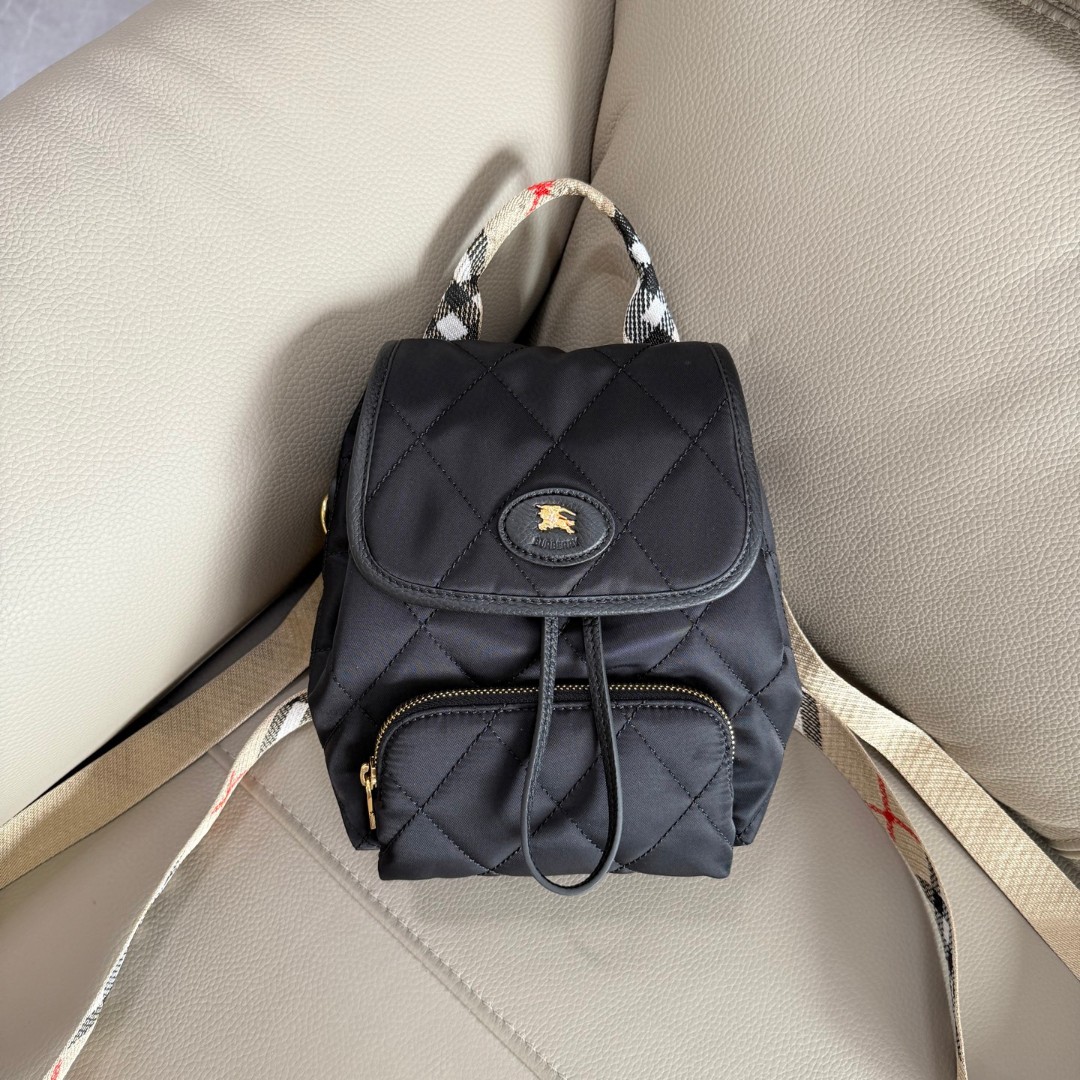 Burberry's latest Horseshoe original leather backpack draws inspiration from the elegance of the British countryside. Made of quilted nylon fabri