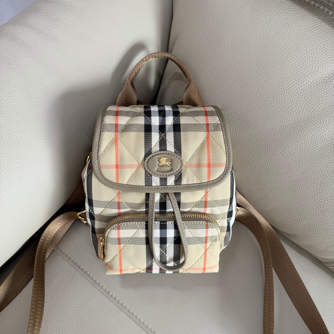 Burberry's latest Horseshoe original leather backpack draws inspiration from the elegance of the British countryside. Made of quilted nylon fabri