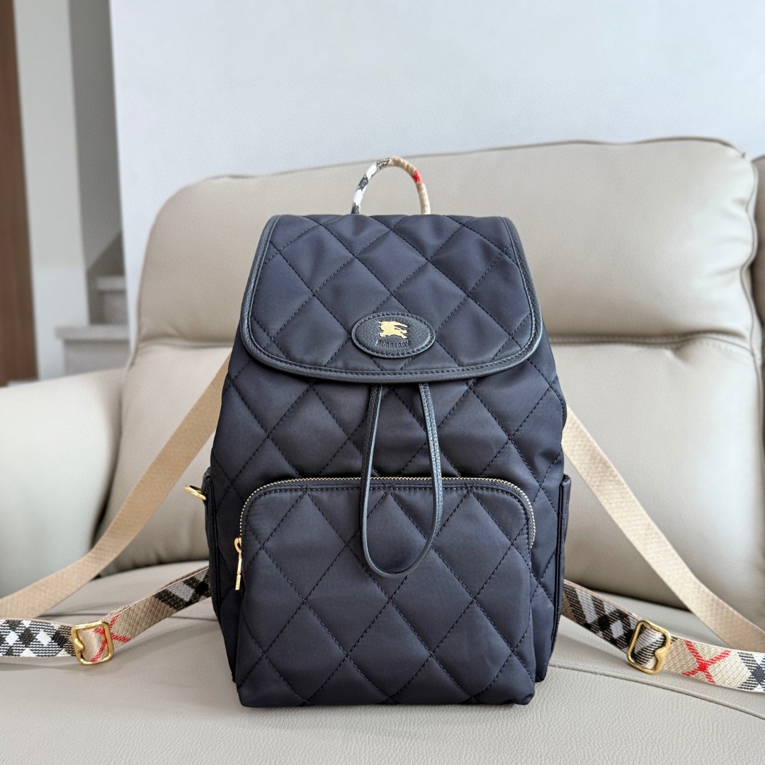 Burberry's latest Horseshoe backpack draws inspiration from the elegance of the British countryside. Made of quilted nylon fabric with worsted Bu