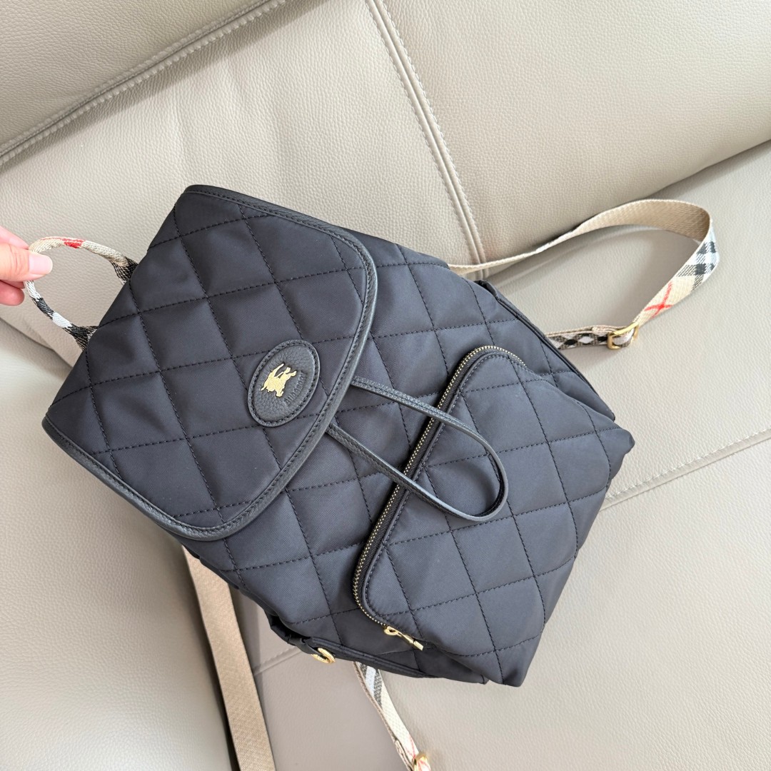 Burberry's latest Horseshoe backpack draws inspiration from the elegance of the British countryside. Made of quilted nylon fabric with worsted Bu