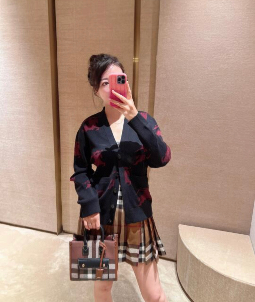 Burberry bag Upper body picture — photo 6