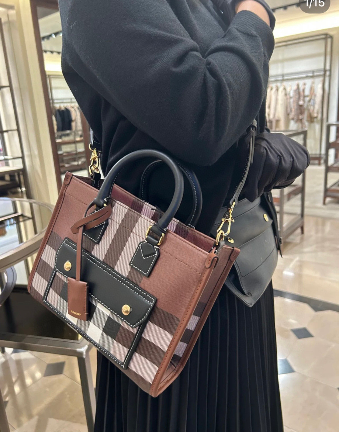 Burberry bag Upper body picture — photo 9