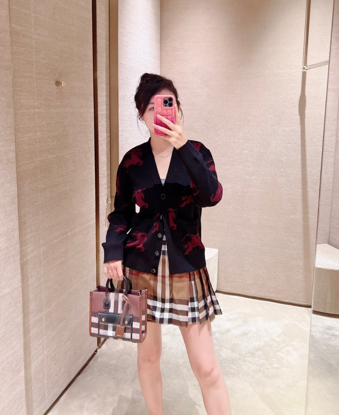 Burberry bag Upper body picture — photo 8