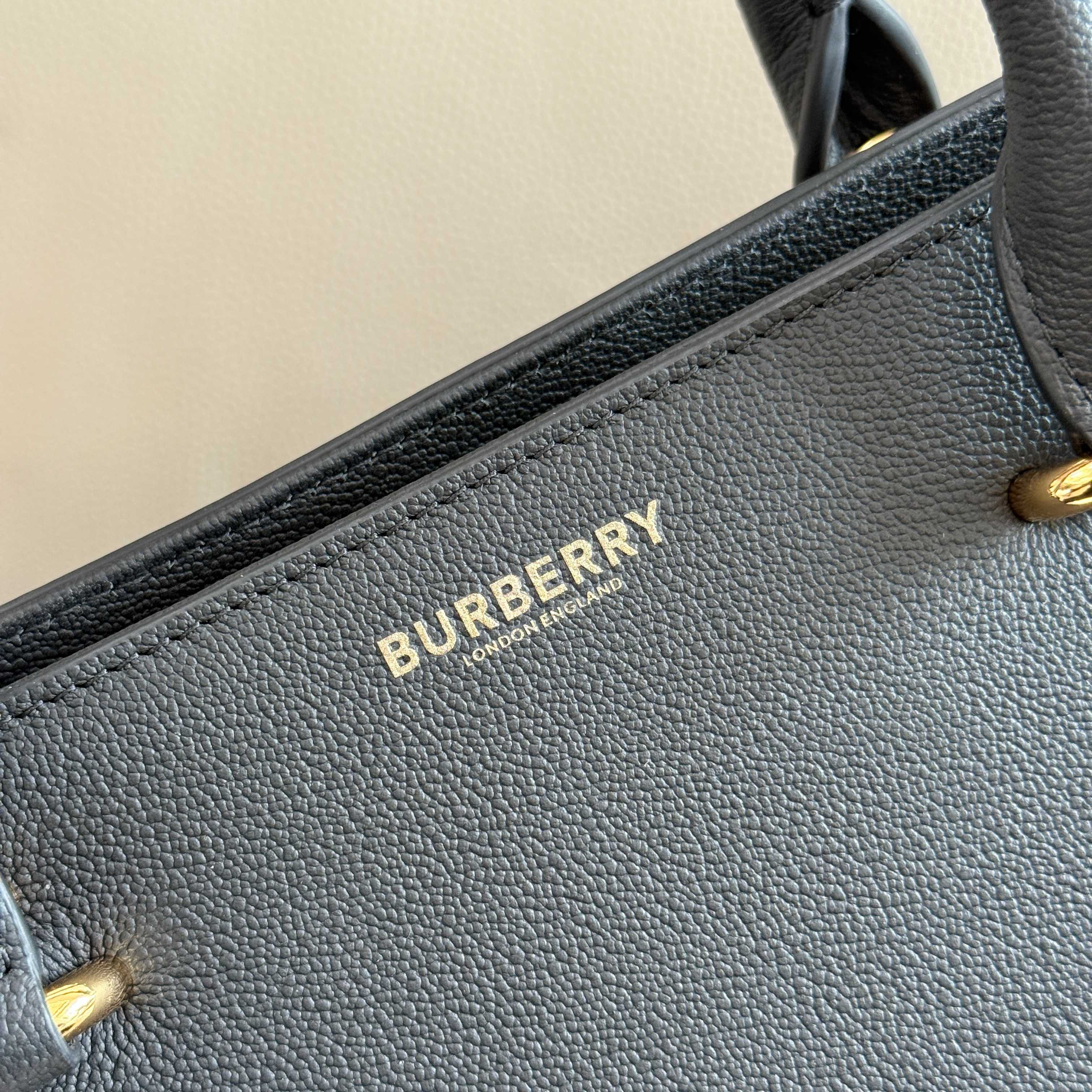 Burberry handbag crossbody bag, classic cotton plaid canvas and cowhide leather, bag zipper design, both sides can be folded and unfolded, multip