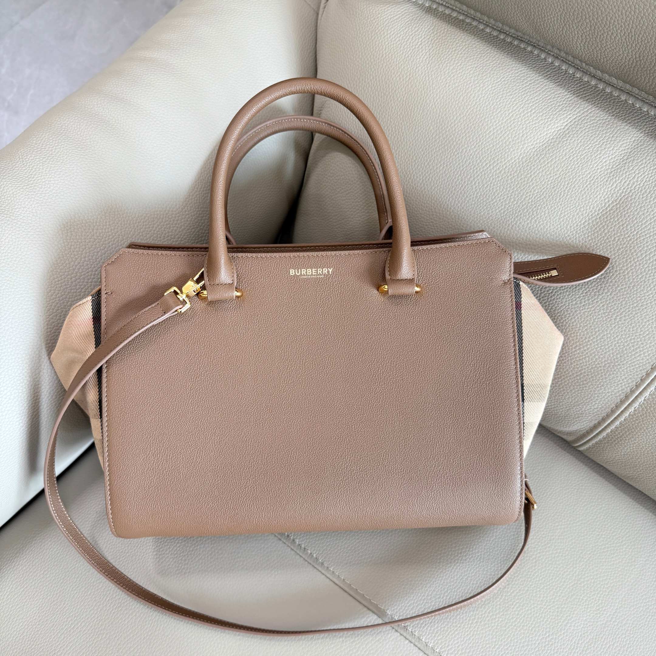 Burberry handbag crossbody bag, classic cotton plaid canvas and cowhide leather, bag zipper design, both sides can be folded and unfolded, multip