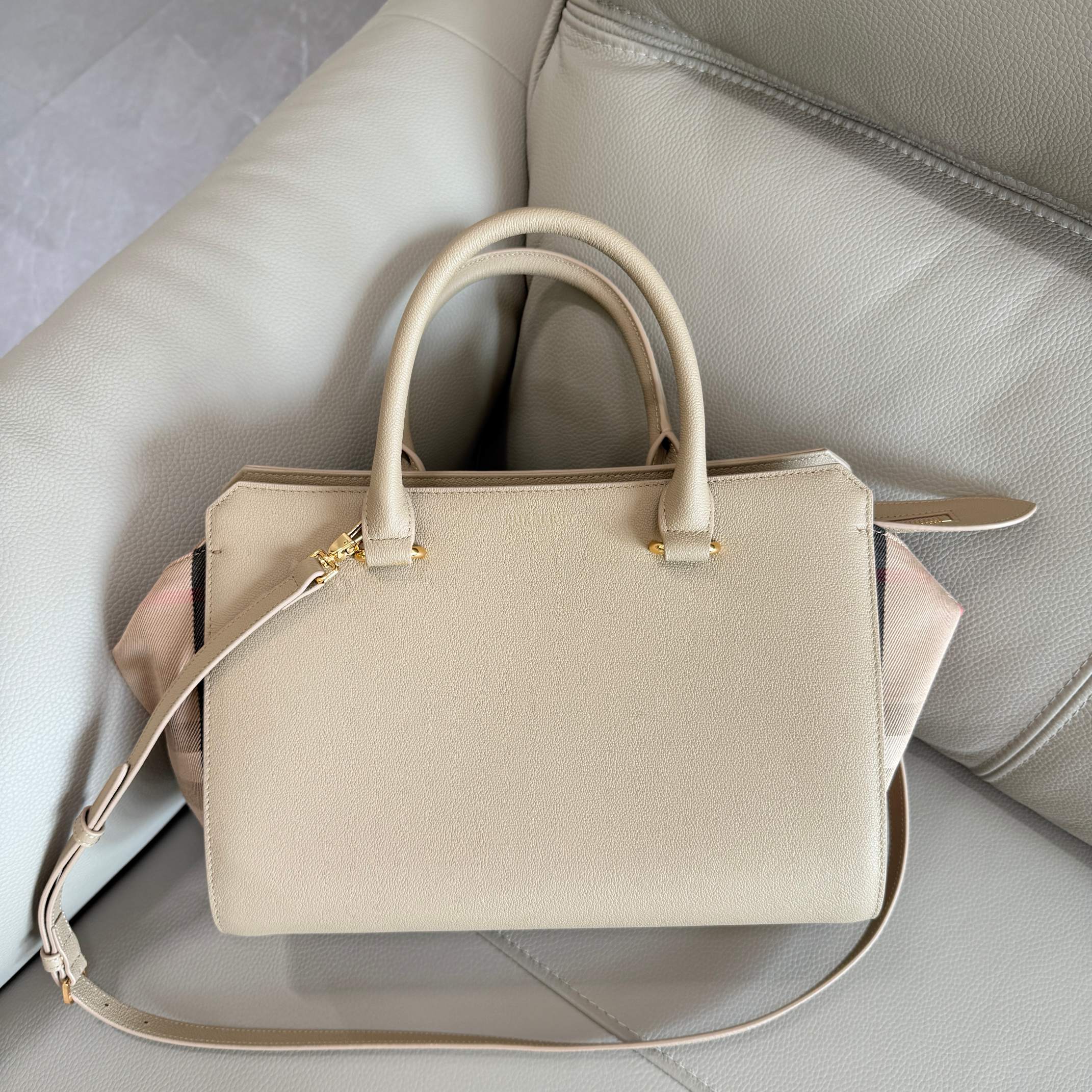 Burberry handbag crossbody bag, classic cotton plaid canvas and cowhide leather, bag zipper design, both sides can be folded and unfolded, multip