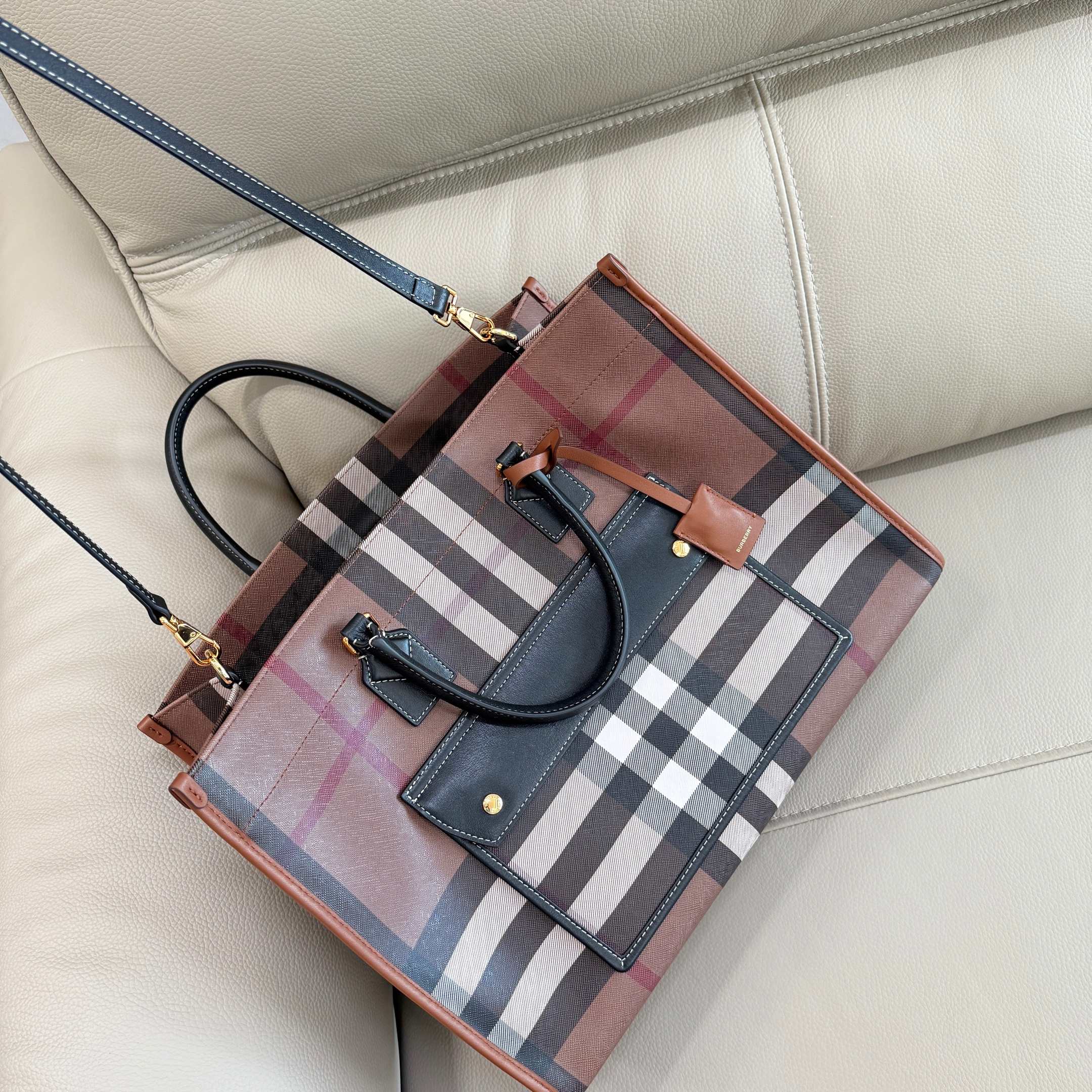 Burberry bag B's latest birch brown plaid tote bag, topstitched leather, adjustable cross-body strap, bio-based materials, waterproof, dirt-proof, wear-resistant — photo 3