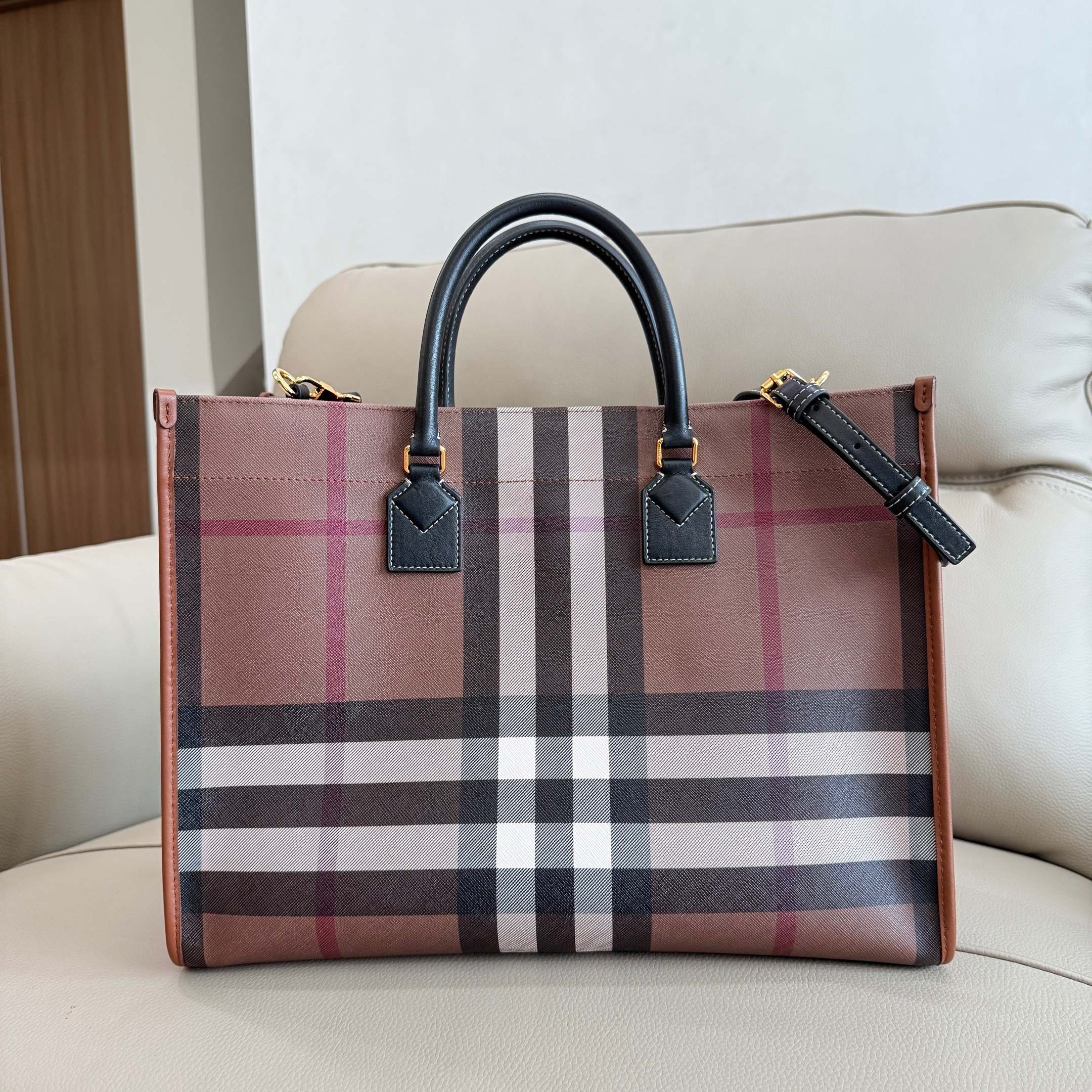 Burberry bag B's latest birch brown plaid tote bag, topstitched leather, adjustable cross-body strap, bio-based materials, waterproof, dirt-proof, wear-resistant — photo 2