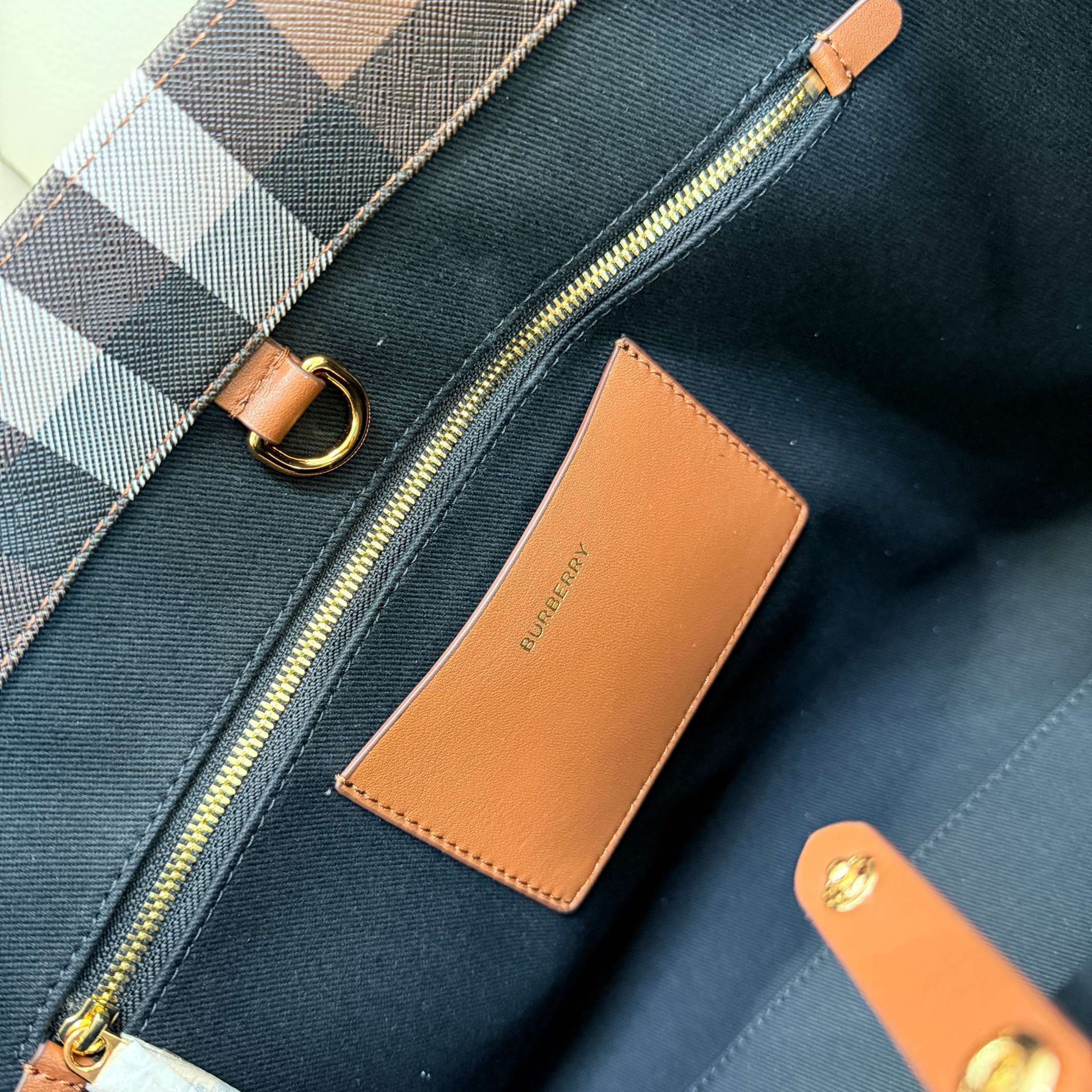 Burberry bag B's latest birch brown plaid tote bag, topstitched leather, adjustable cross-body strap, bio-based materials, waterproof, dirt-proof, wear-resistant — photo 8