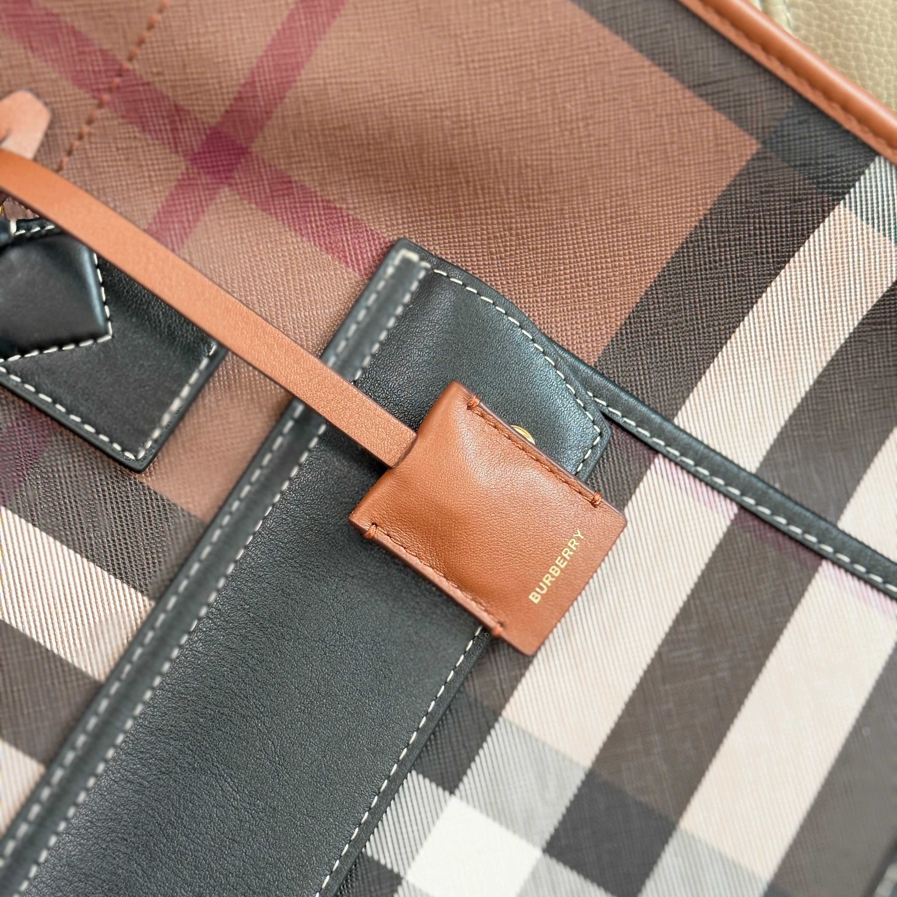 Burberry bag B's latest birch brown plaid tote bag, topstitched leather, adjustable cross-body strap, bio-based materials, waterproof, dirt-proof, wear-resistant — photo 5