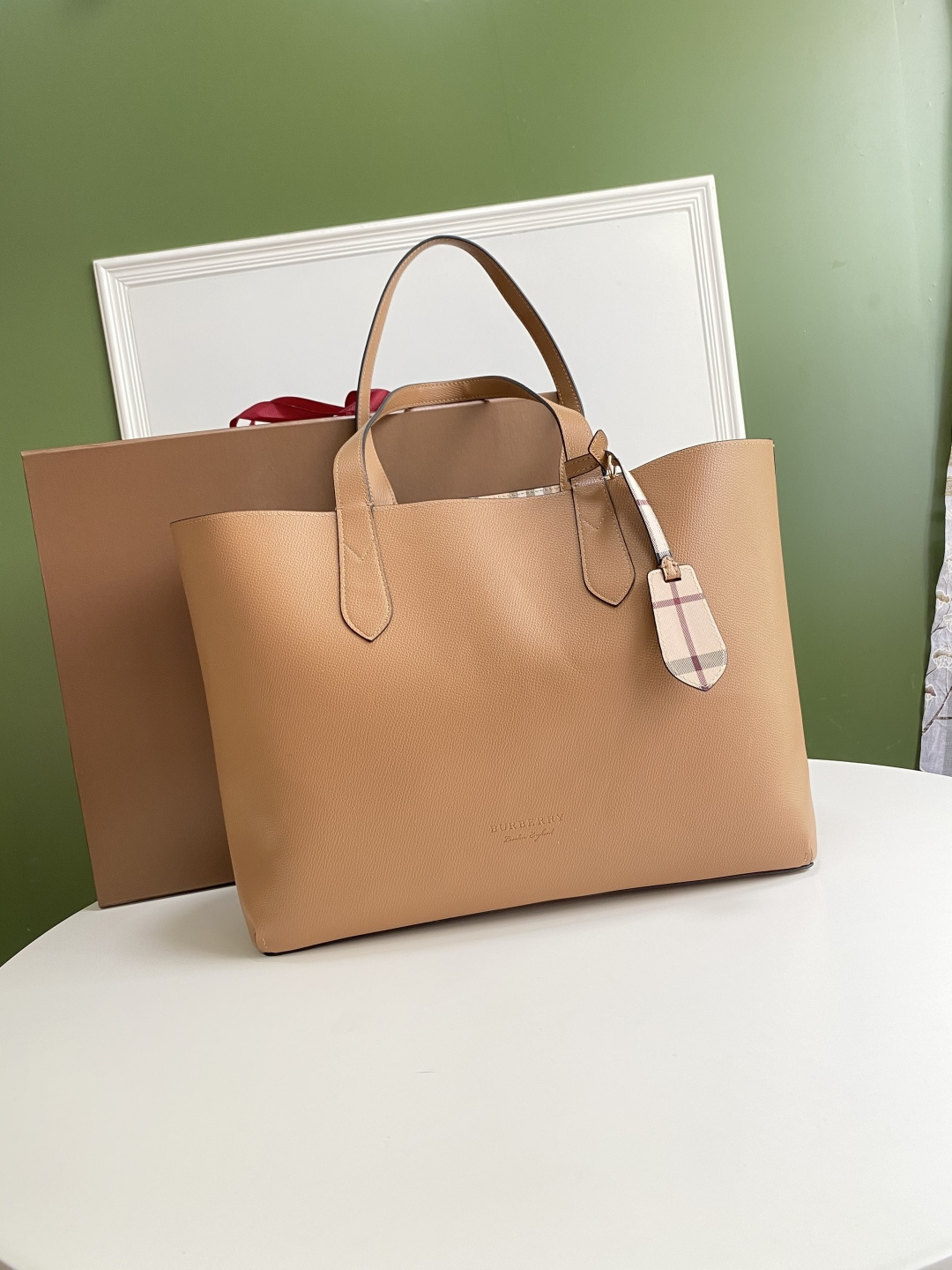 Burberry bag B's double-sided shopping bag, ample interior, dust bag included. Size: upper opening 46, lower opening 35, height 30, thickness 12 — photo 2