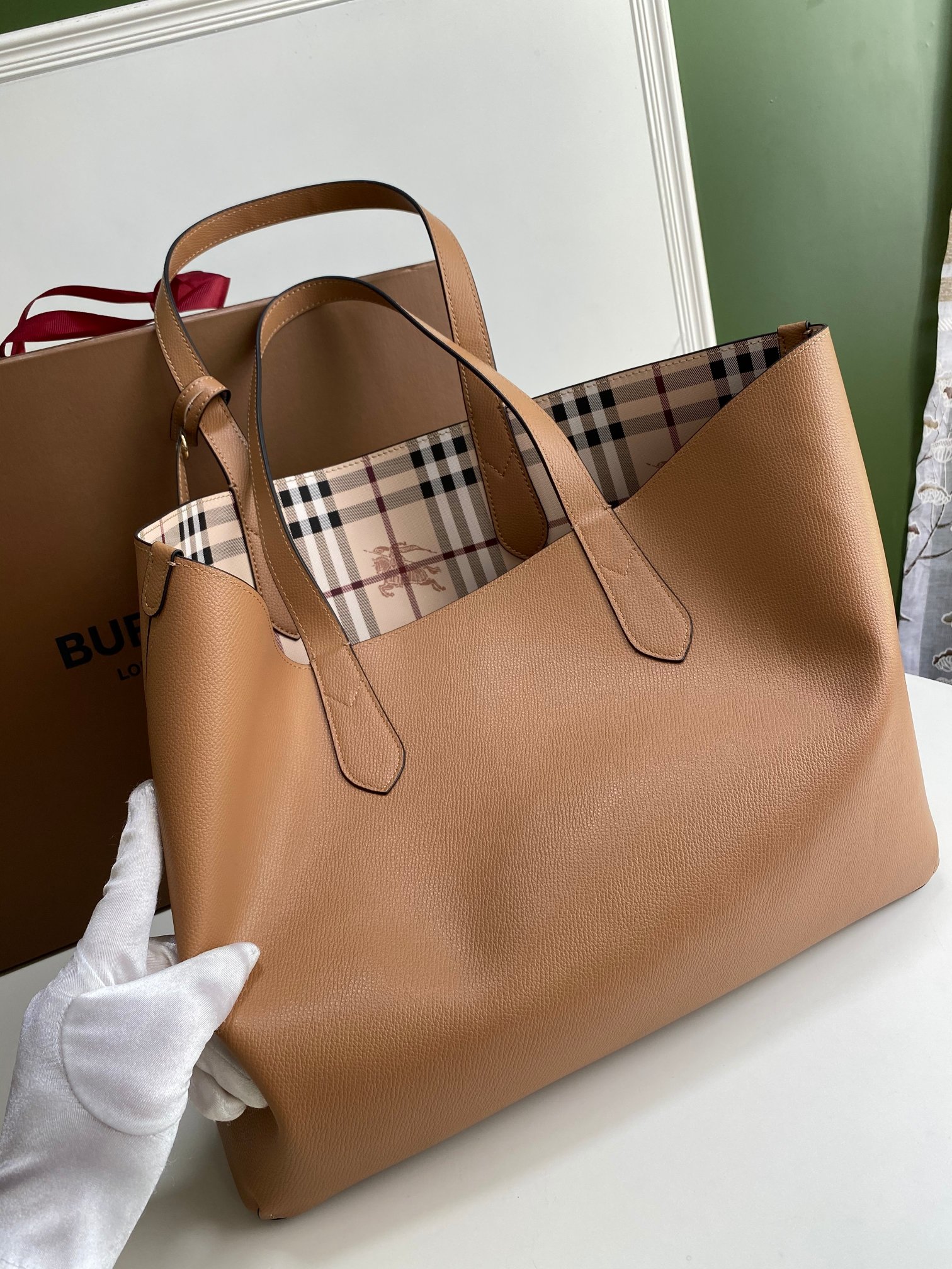 Burberry bag B's double-sided shopping bag, ample interior, dust bag included. Size: upper opening 46, lower opening 35, height 30, thickness 12 — photo 3