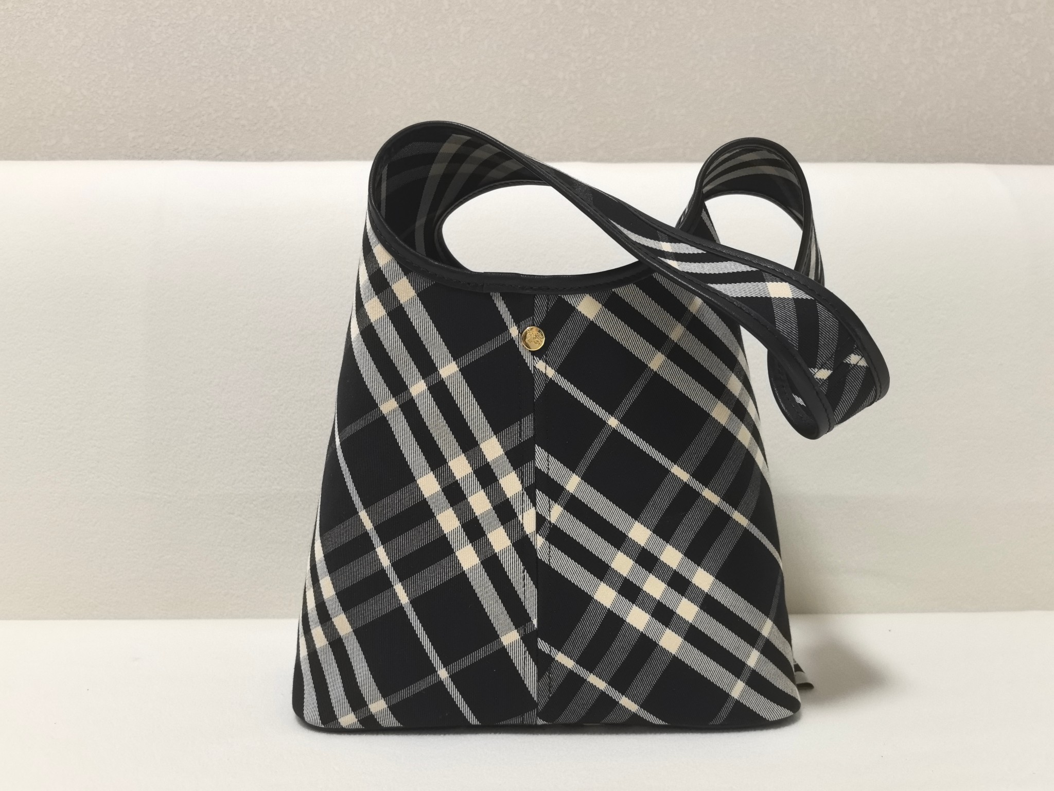 Burberry bag Hot style hobo bag small size Black stripes A soft and upright shoulder bag Exclusive purchase of authentic products and one-to-one reproduction — photo 2