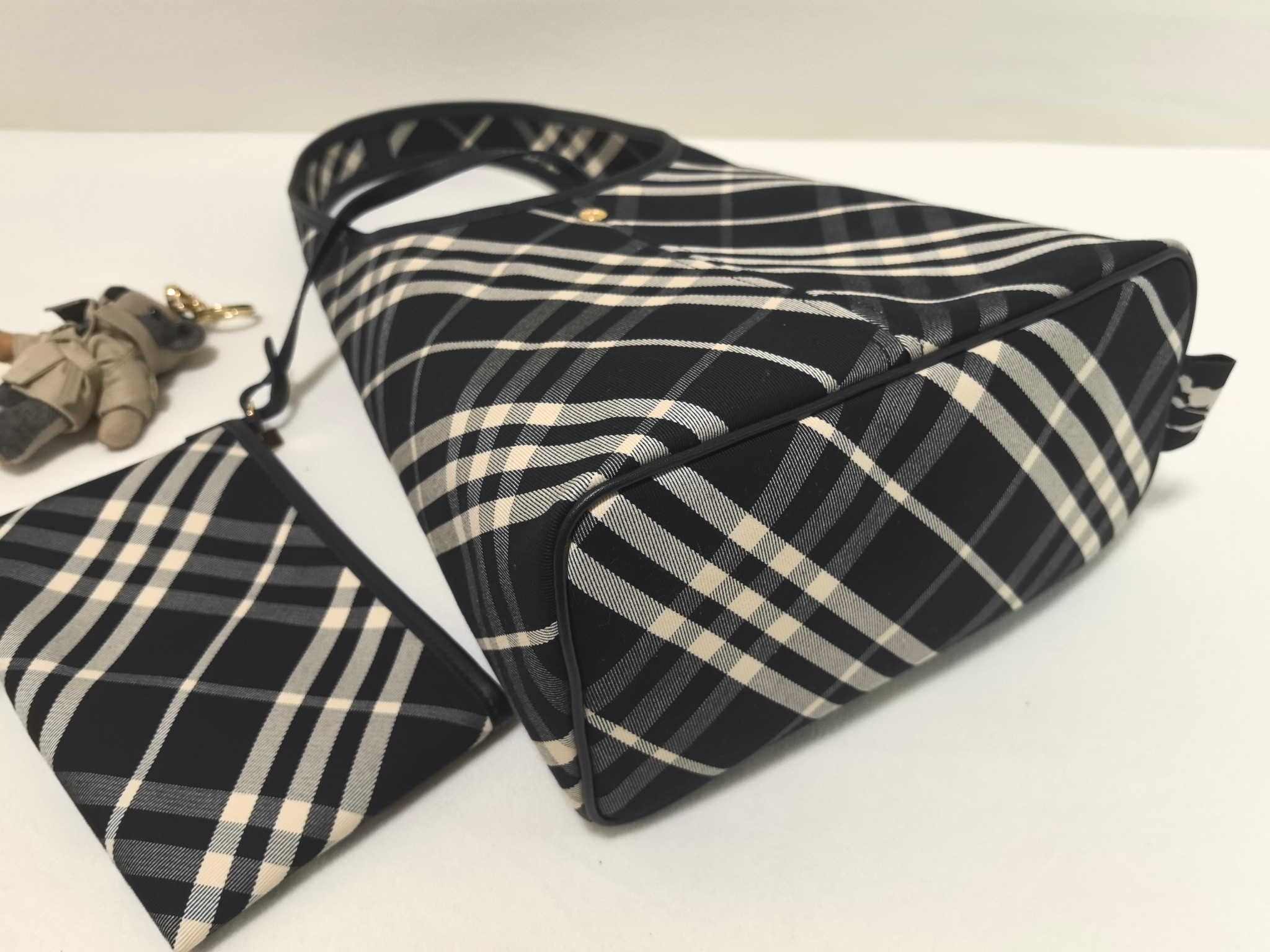 Burberry bag Hot style hobo bag small size Black stripes A soft and upright shoulder bag Exclusive purchase of authentic products and one-to-one reproduction — photo 4