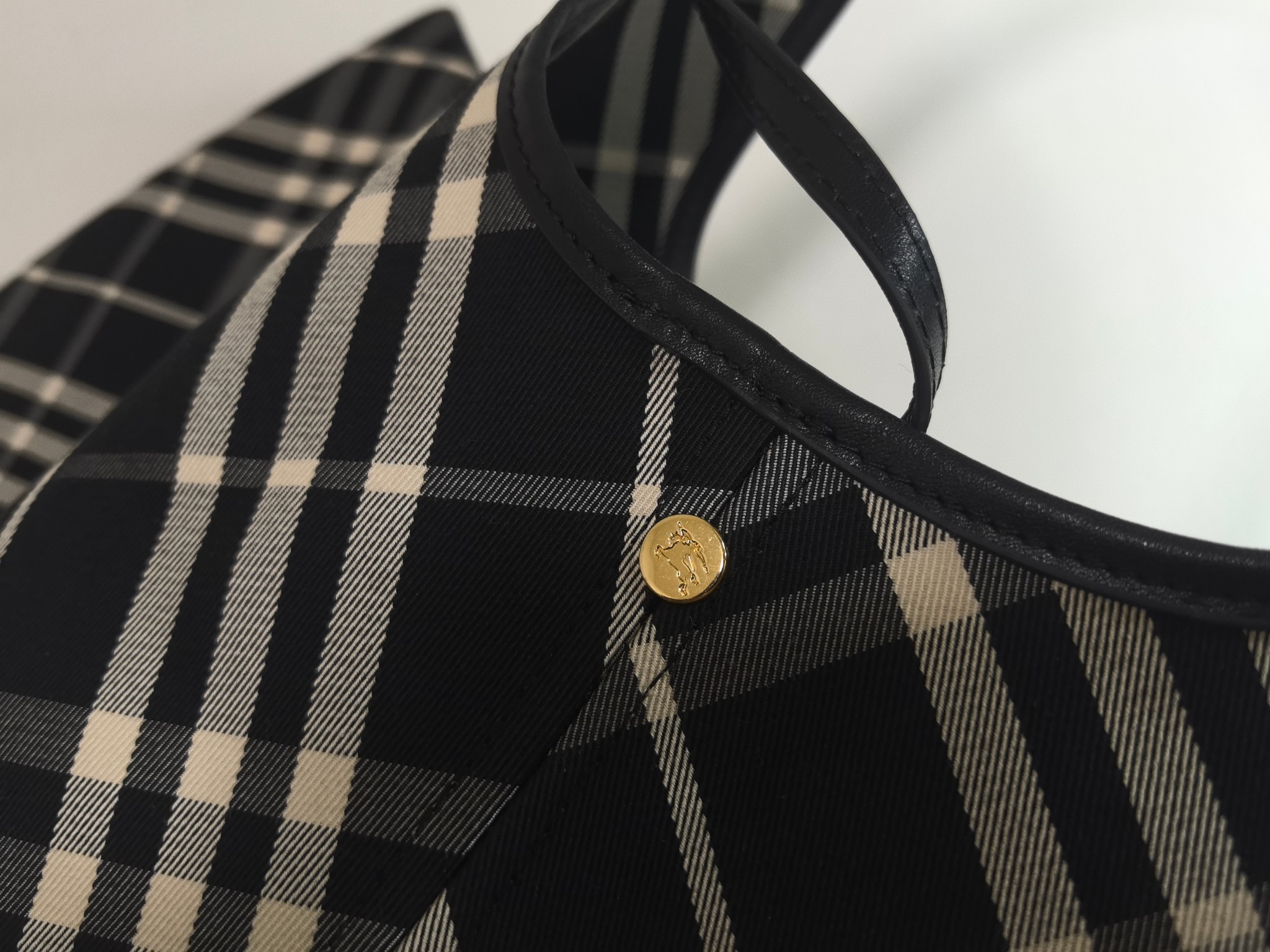Burberry bag Hot style hobo bag small size Black stripes A soft and upright shoulder bag Exclusive purchase of authentic products and one-to-one reproduction — photo 5
