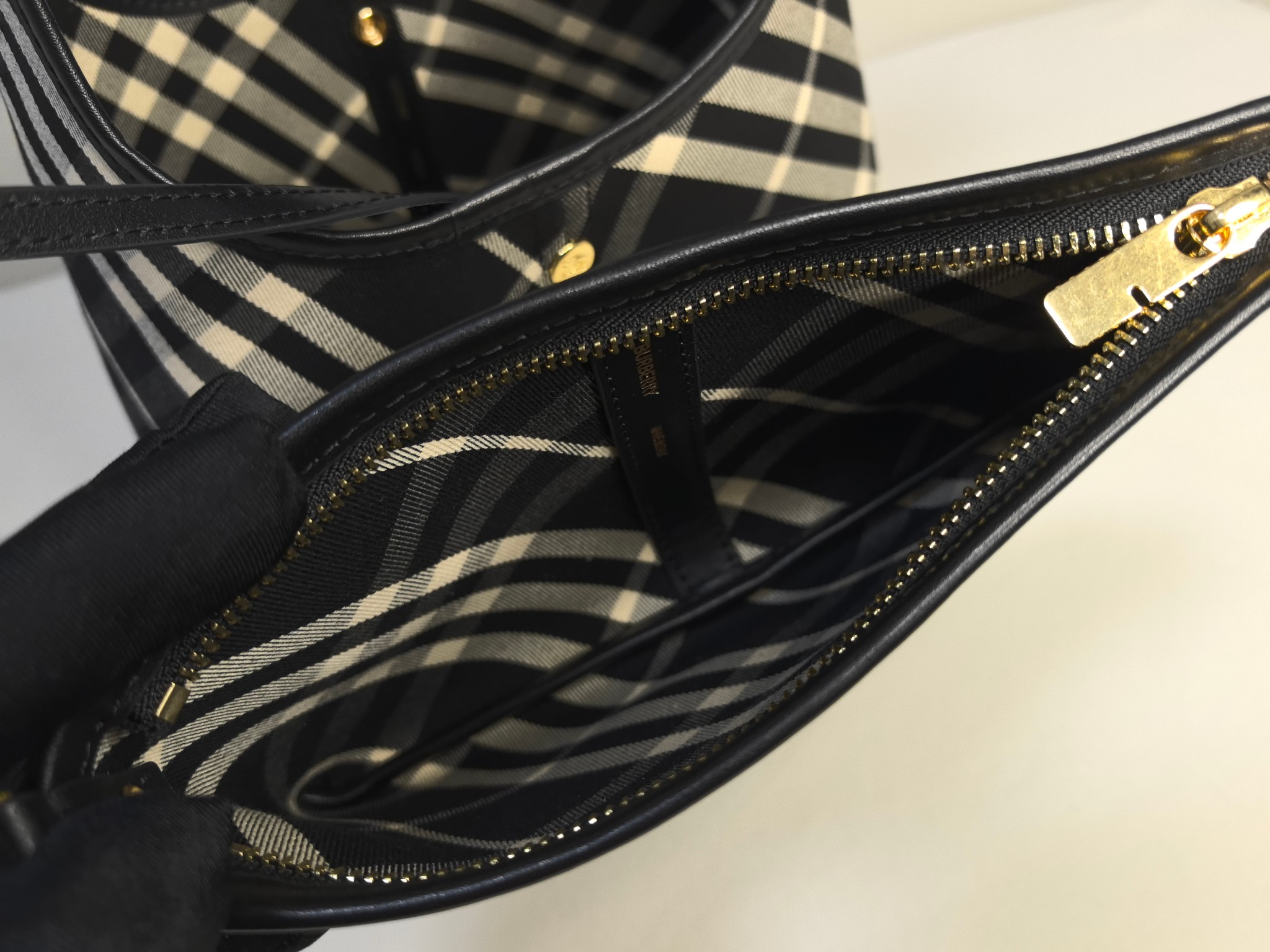 Burberry bag Hot style hobo bag small size Black stripes A soft and upright shoulder bag Exclusive purchase of authentic products and one-to-one reproduction — photo 7