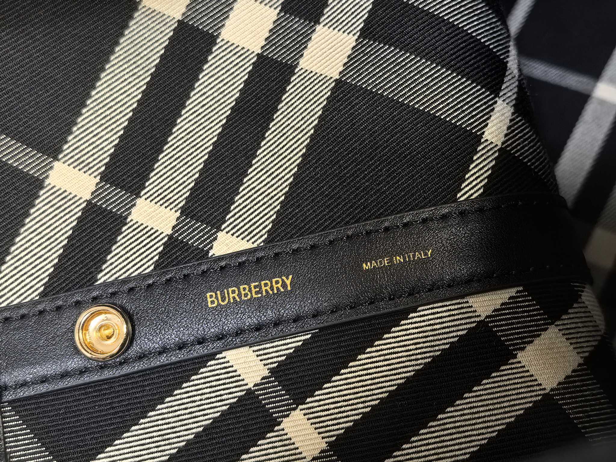 Burberry bag Hot style hobo bag small size Black stripes A soft and upright shoulder bag Exclusive purchase of authentic products and one-to-one reproduction — photo 9