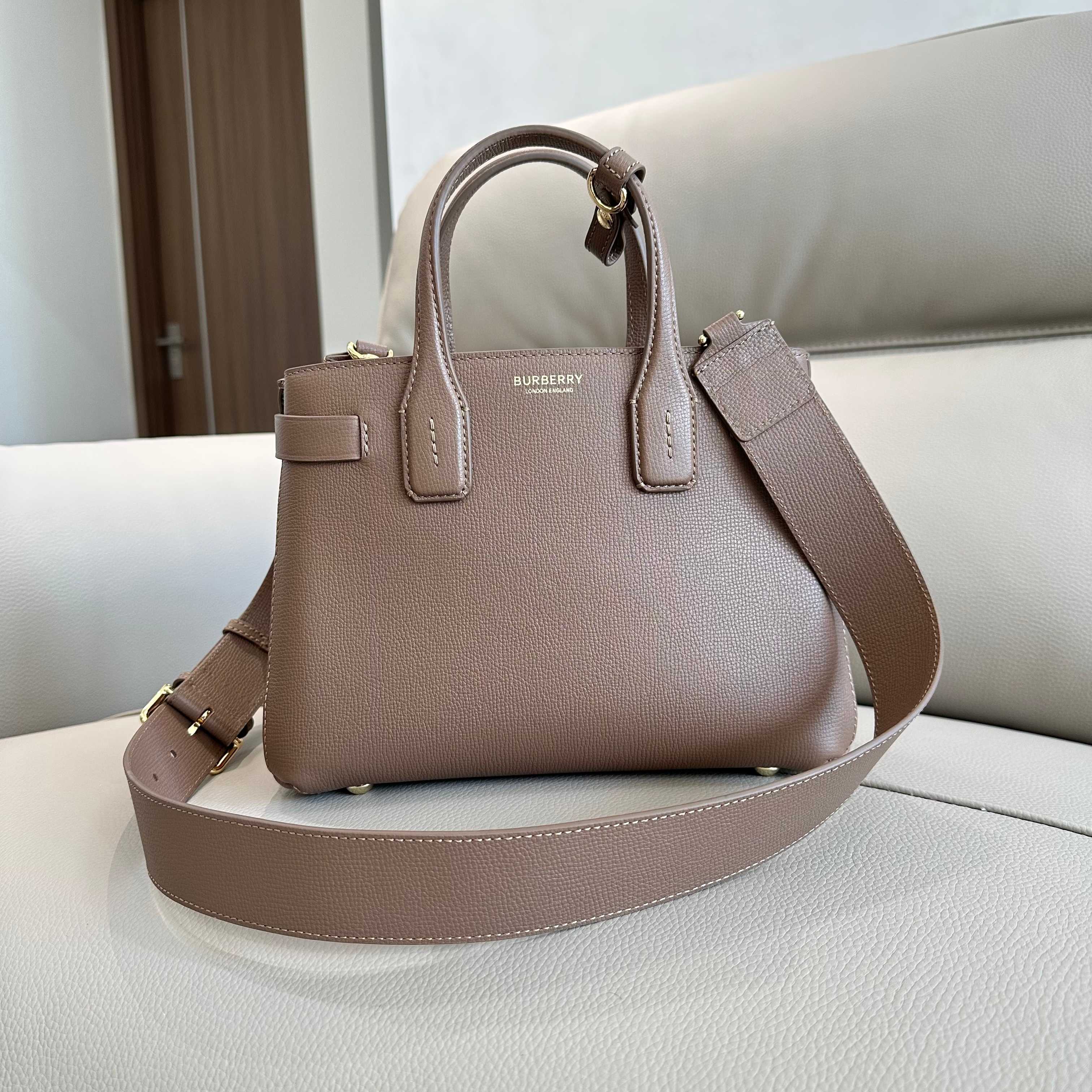 Burberry 26 x 12 x 19cm everyday