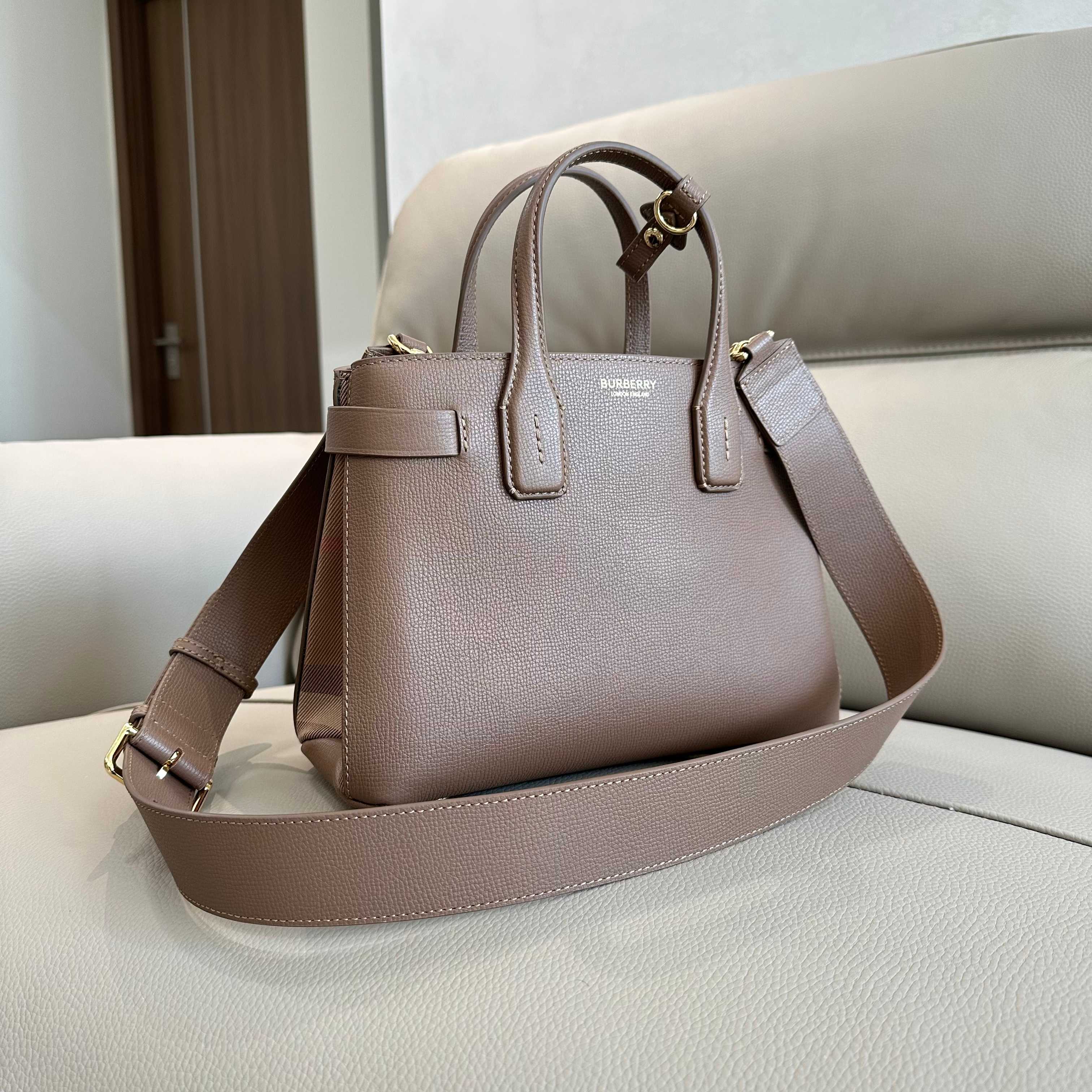 Burberry 26 x 12 x 19cm everyday