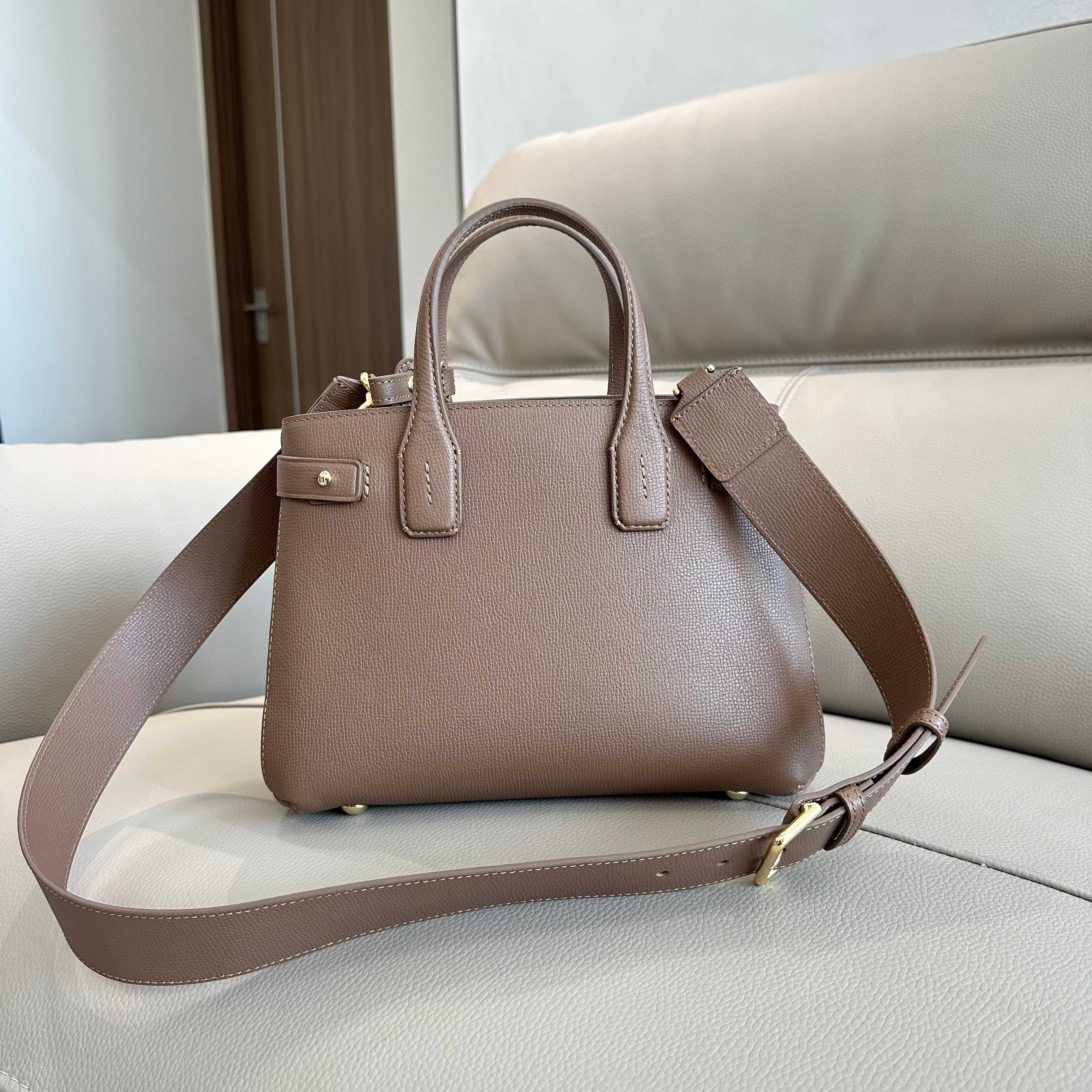Burberry 26 x 12 x 19cm everyday