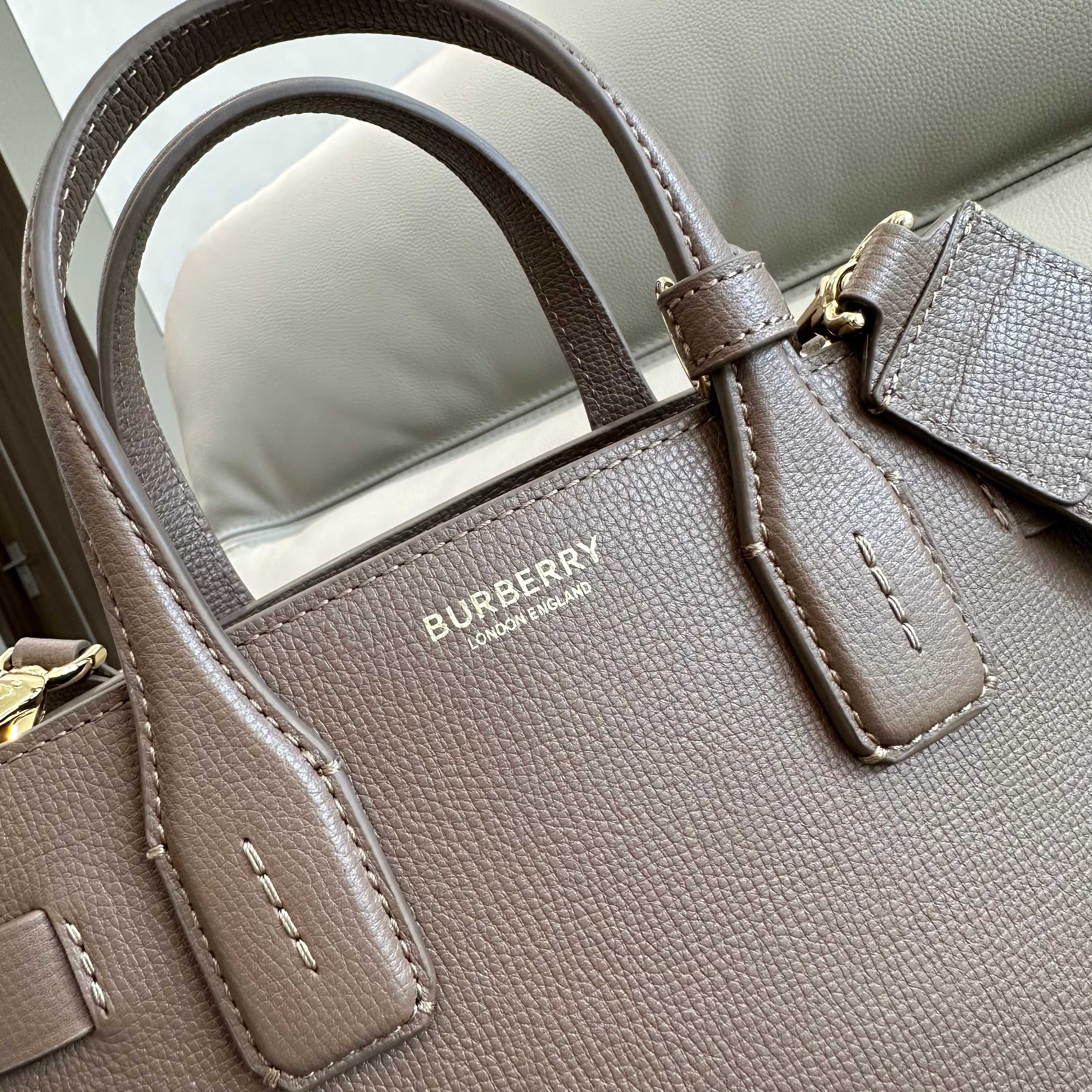 Burberry 26 x 12 x 19cm everyday