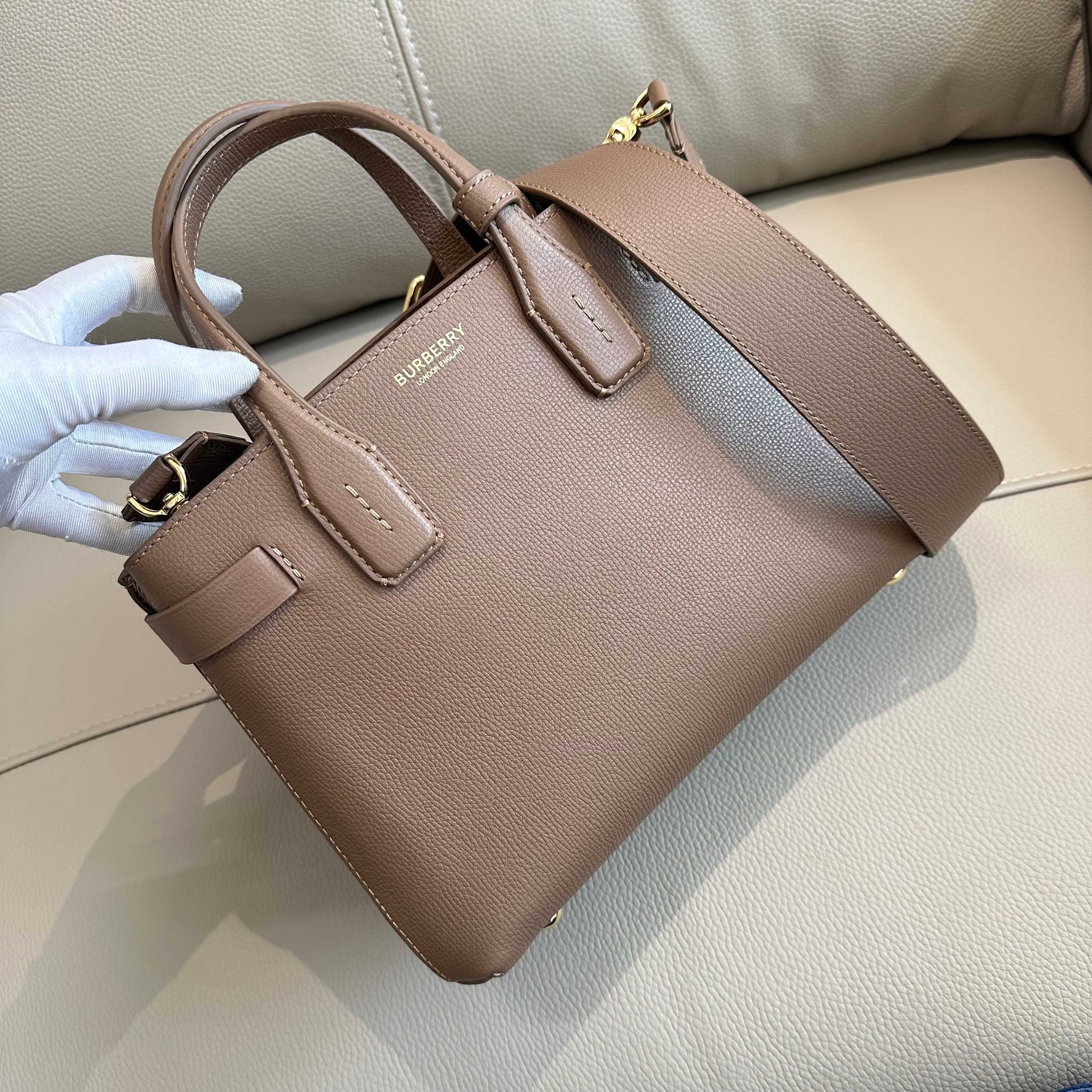 Burberry 26 x 12 x 19cm everyday