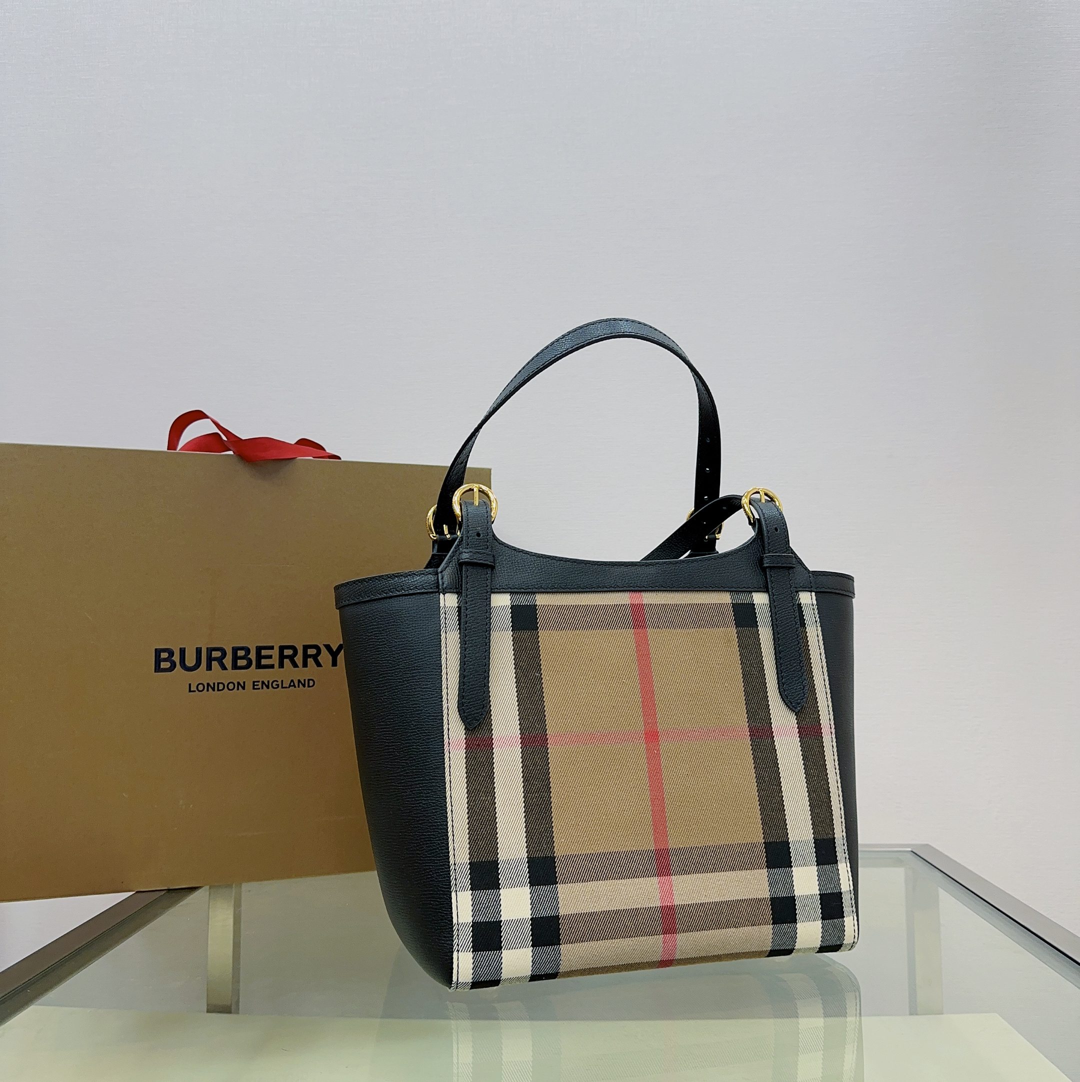 Burberry bag B 「The Canter 」， ， House ， 。 。 26 x 15.5 x 29.5cm — photo 2