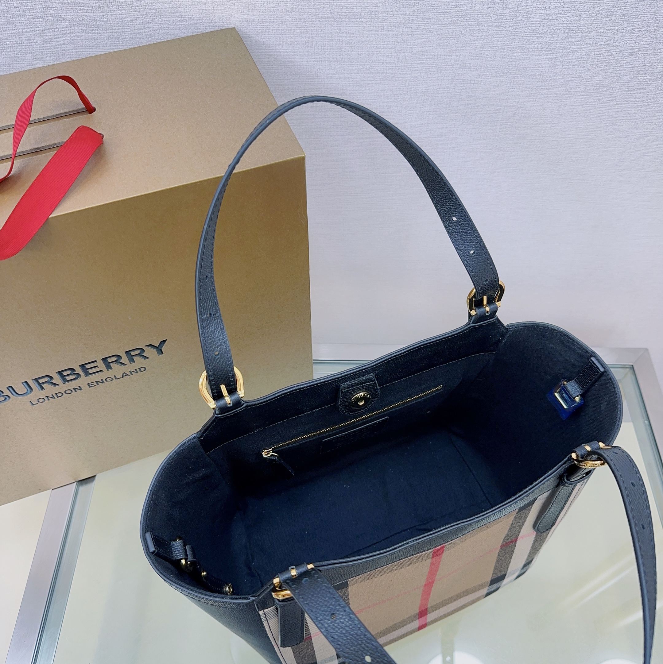 Burberry bag B 「The Canter 」， ， House ， 。 。 26 x 15.5 x 29.5cm — photo 4