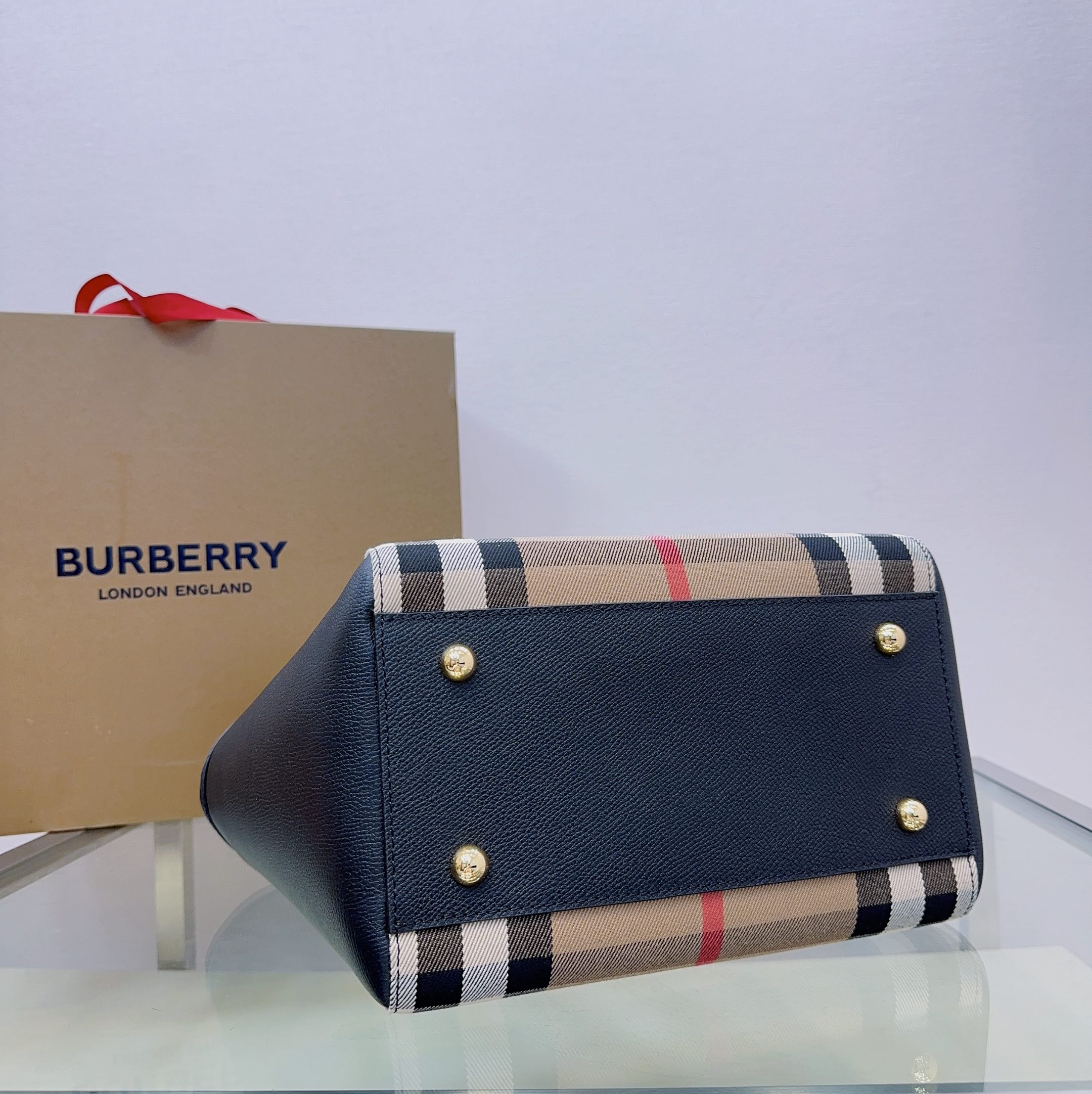 Burberry bag B 「The Canter 」， ， House ， 。 。 26 x 15.5 x 29.5cm — photo 8