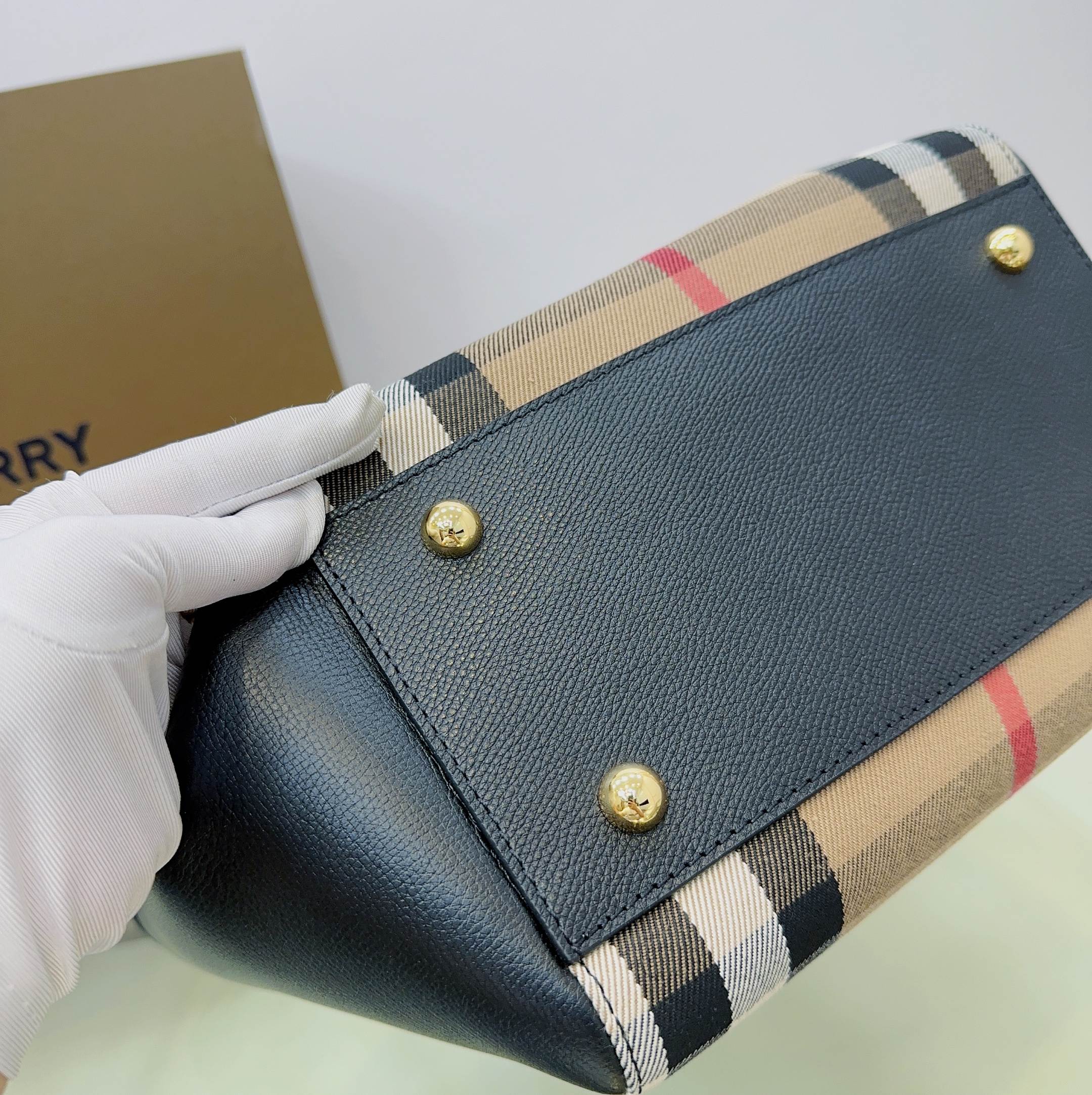 Burberry bag B 「The Canter 」， ， House ， 。 。 26 x 15.5 x 29.5cm — photo 9