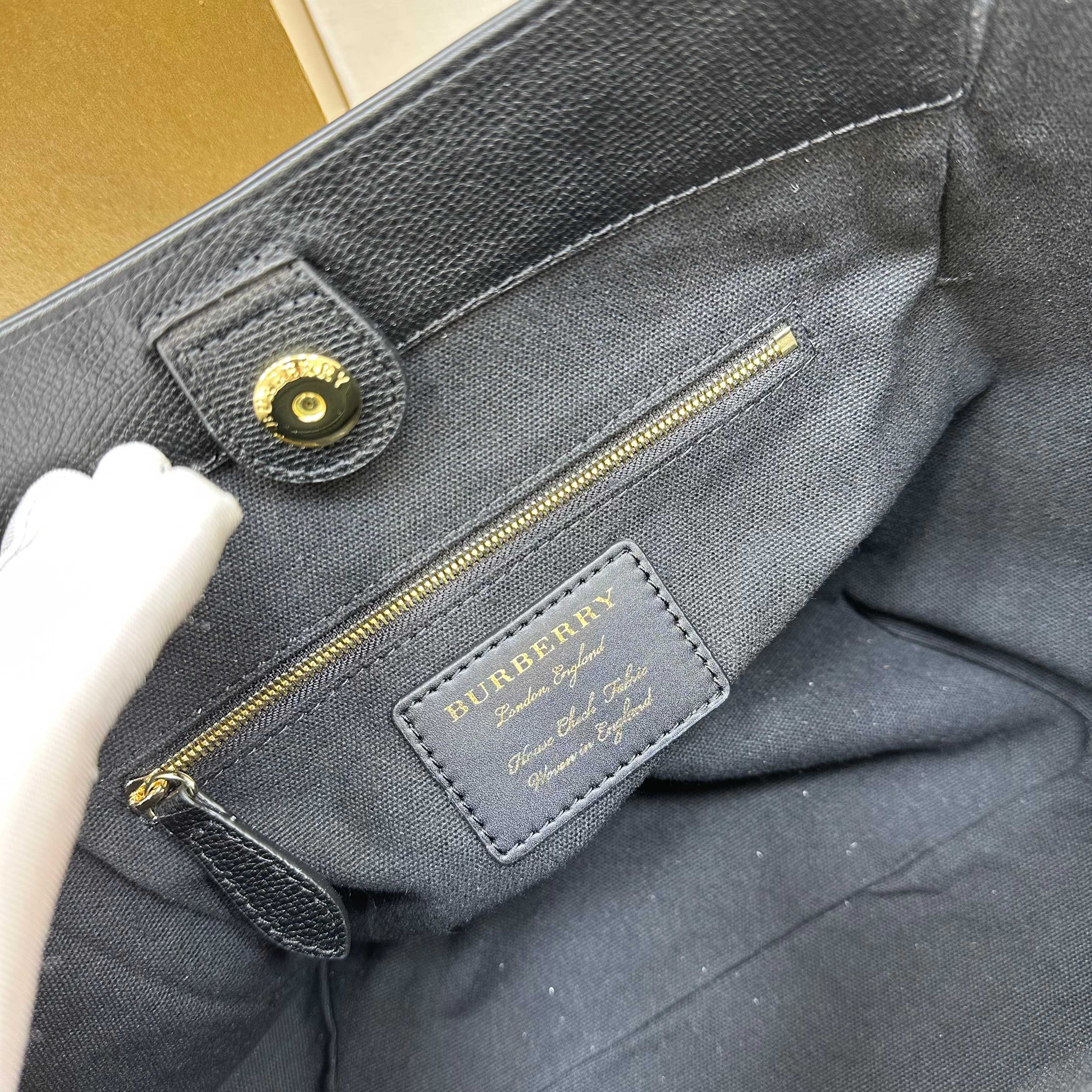 Burberry bag B 「The Canter 」， ， House ， 。 。 26 x 15.5 x 29.5cm — photo 6