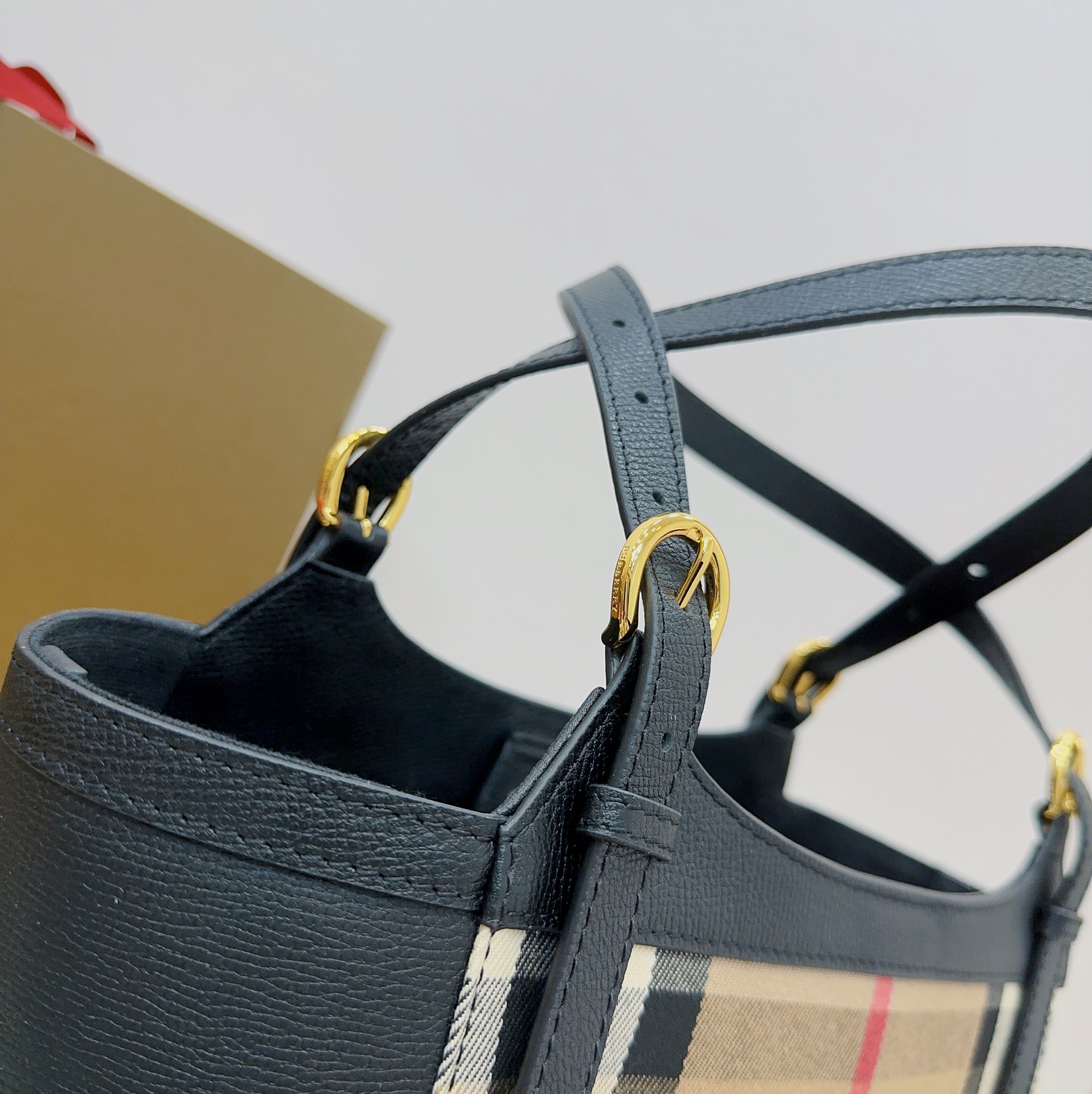 Burberry bag B 「The Canter 」， ， House ， 。 。 26 x 15.5 x 29.5cm — photo 3