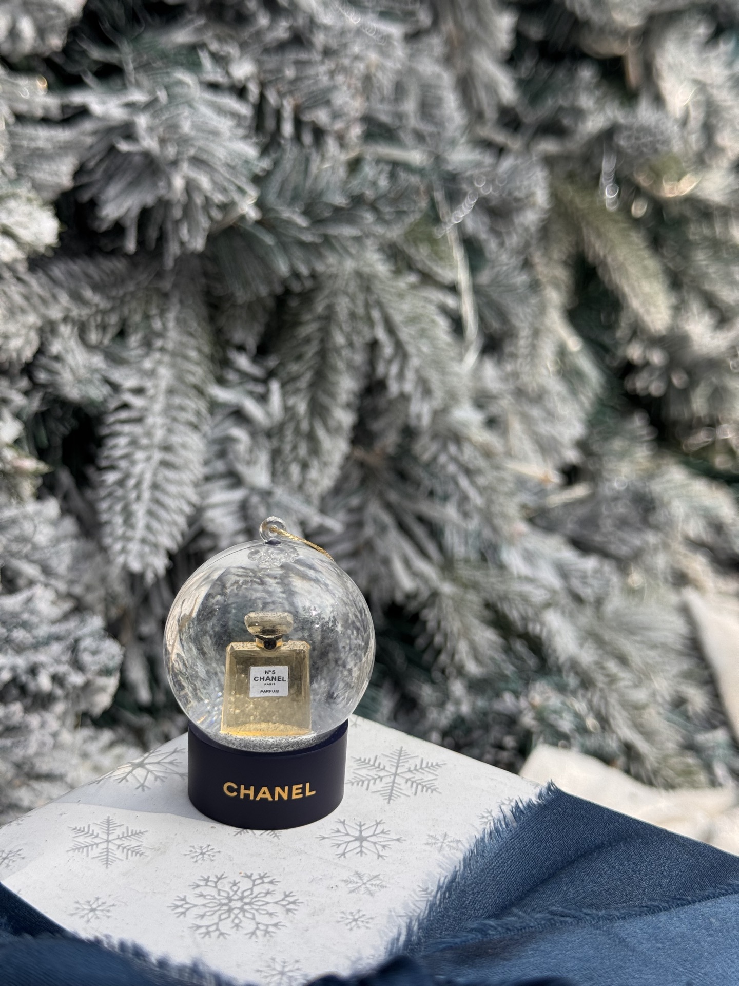 NO:713860,Xiaoxiang 25 limited edition small crystal ball. Free inspection through channel Z. Original box packaging. Exquisite details, compact and portable. Can be used as ornaments. Very suitable for car pendants. Recommended for gift giving and keeping for yourself.19860909小香25限量小号水晶球 渠道Z随便验货 原盒包装 细节精致小巧便携 可做摆件挂饰 非常适合做车载挂件 送礼自留推荐,,accessory